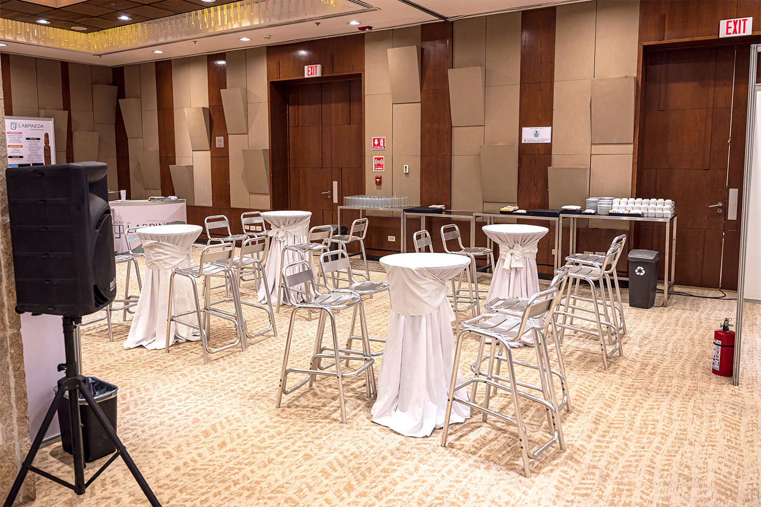 Zona de coffee break y networking montada por Expodiseño para el congreso CIMEC.