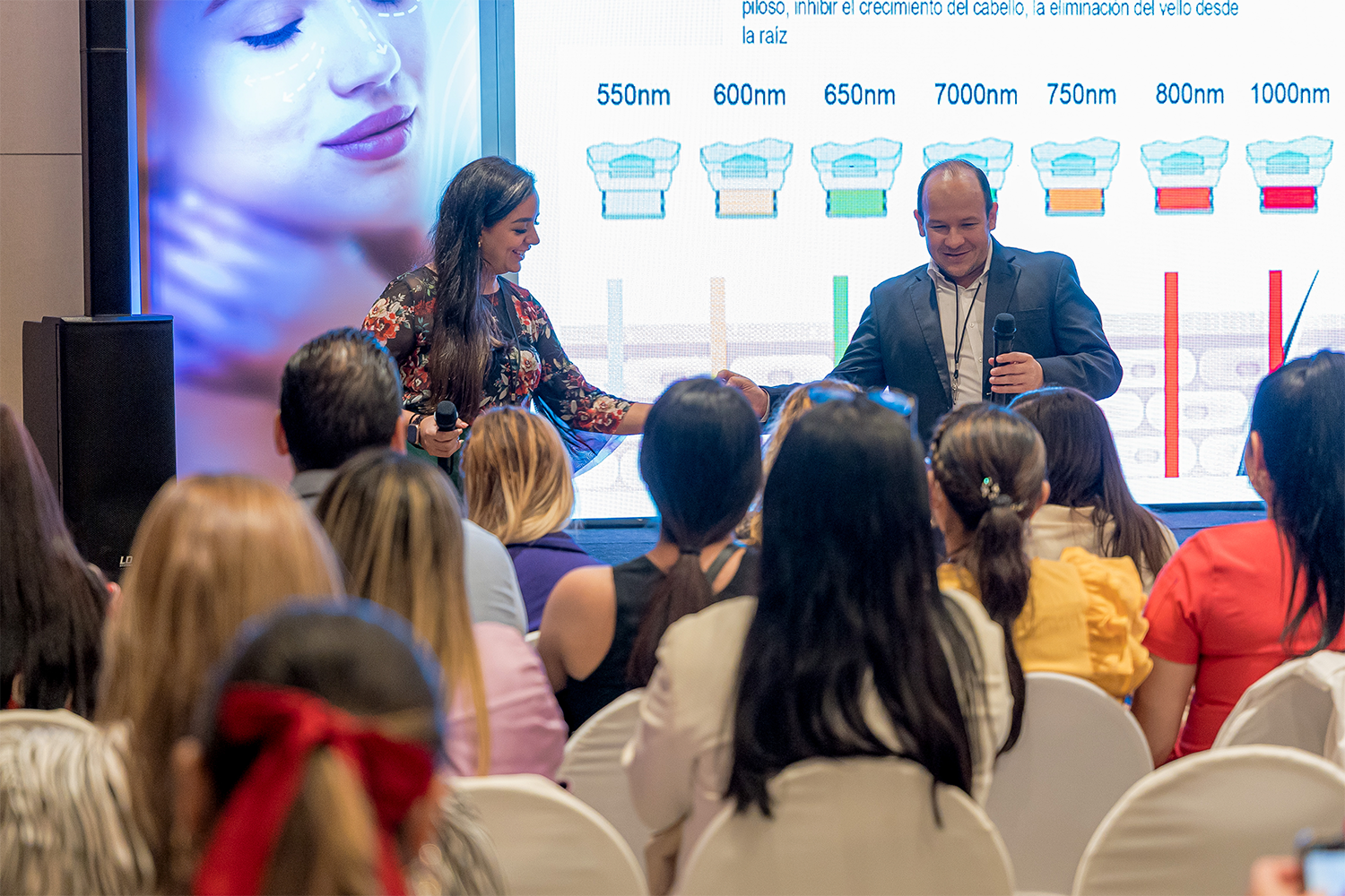 Conferencistas explicando una gráfica sobre tecnología láser ante el público de CIMEC.