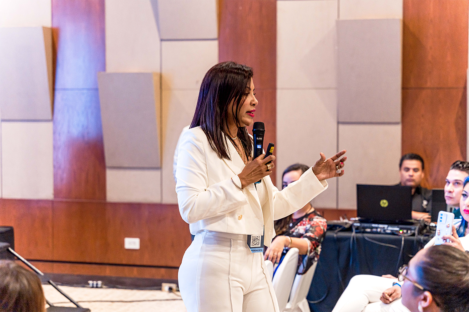 Ponente experta dando una conferencia sobre medicina estética en el congreso CIMEC 2023.