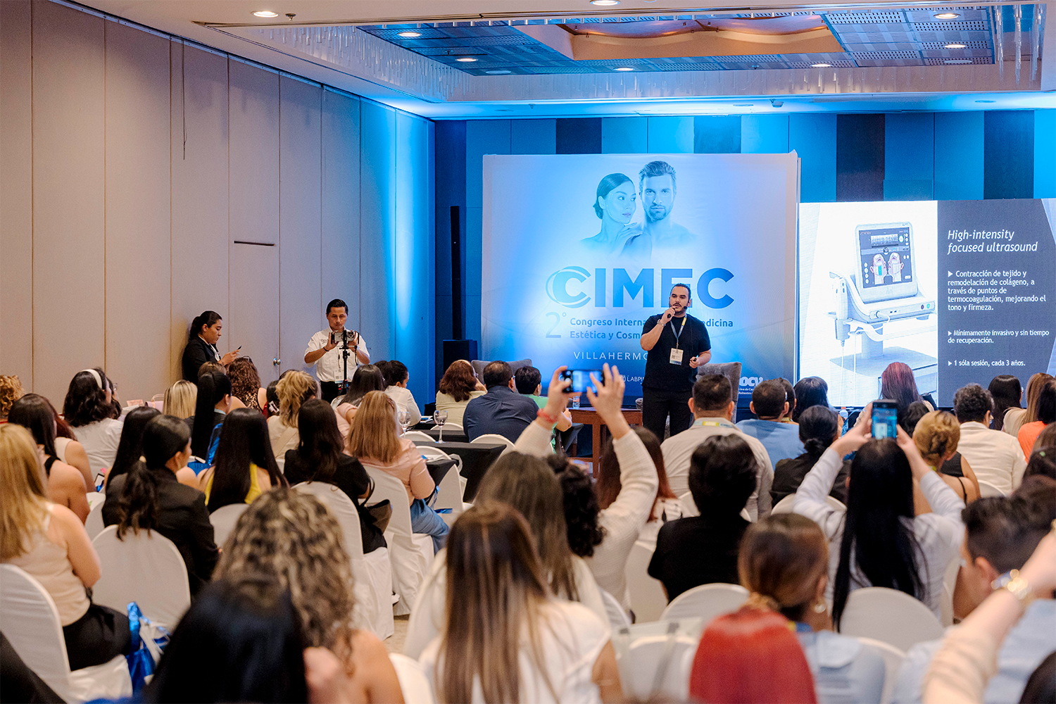 Ponente presentando ante una audiencia completa en el Congreso Internacional de Medicina Estética y Cosmetología 2024.