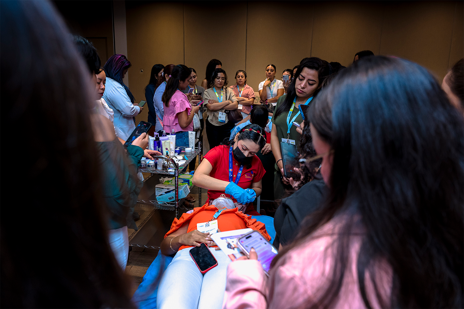 Profesionales de la estética aprendiendo en un taller práctico de tratamientos faciales en CIMEC 2024.