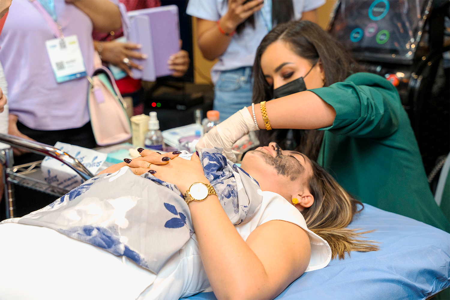 Detalle de una aplicación de tratamiento facial durante una sesión práctica en el congreso CIMEC.