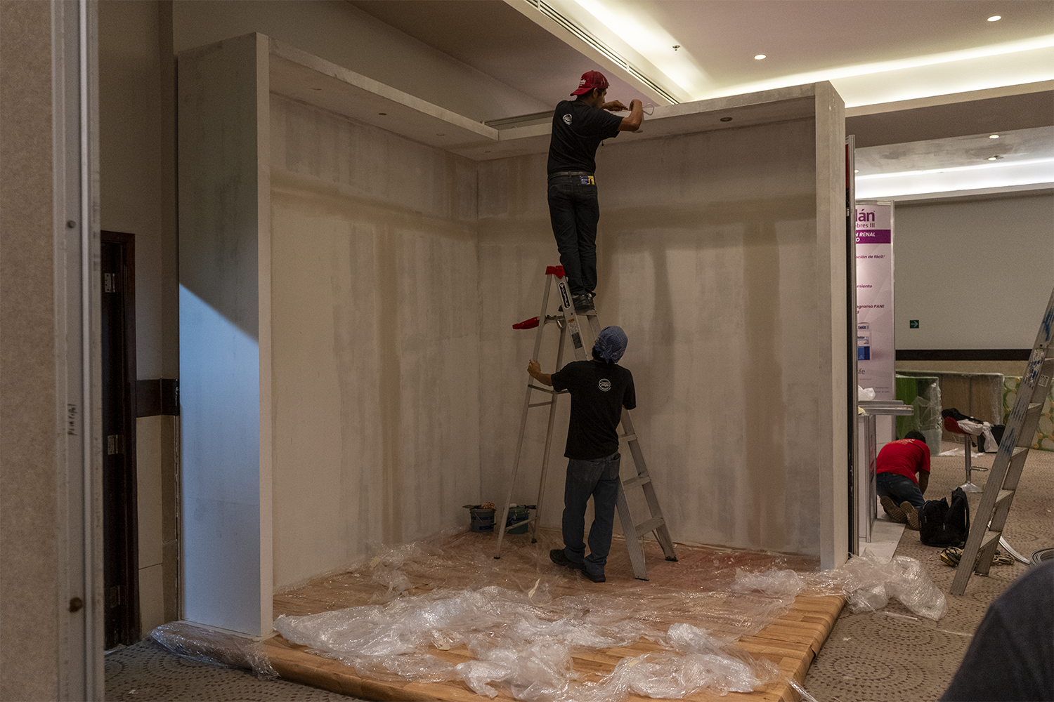 Instalación de escenografía para el Congreso Nacional de Nefrología 2023