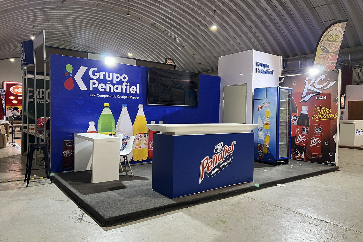 Expo Sánchez 2023: stand corporativo con branding y área de atención