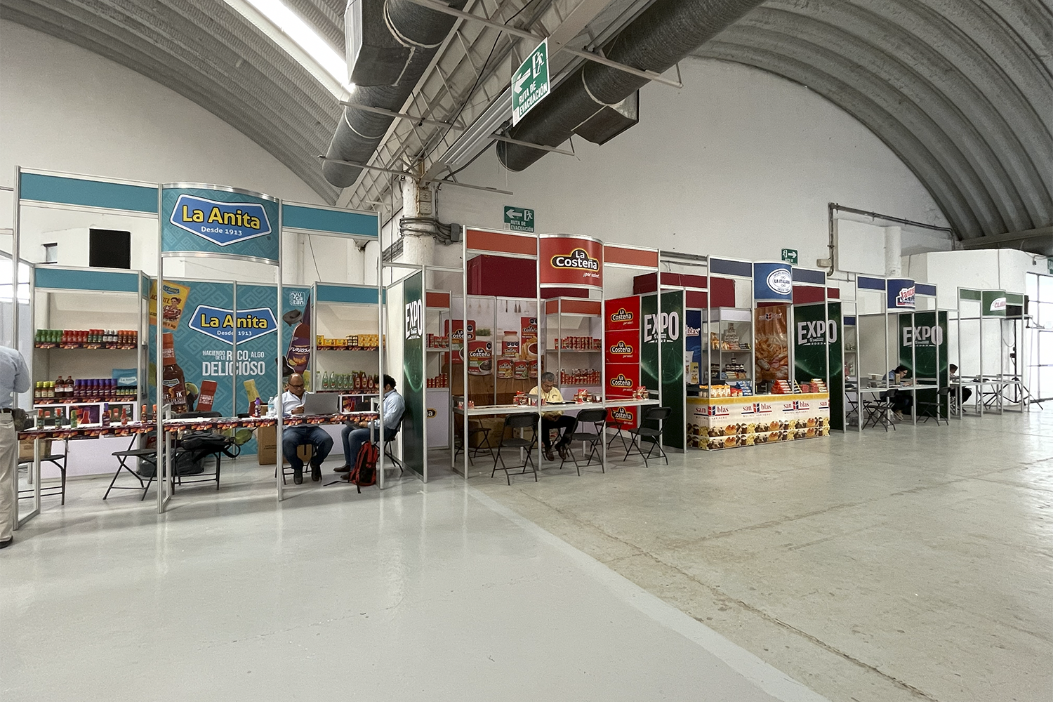 Expo Sánchez 2023: vista general del área de stands y pasillos de exhibición