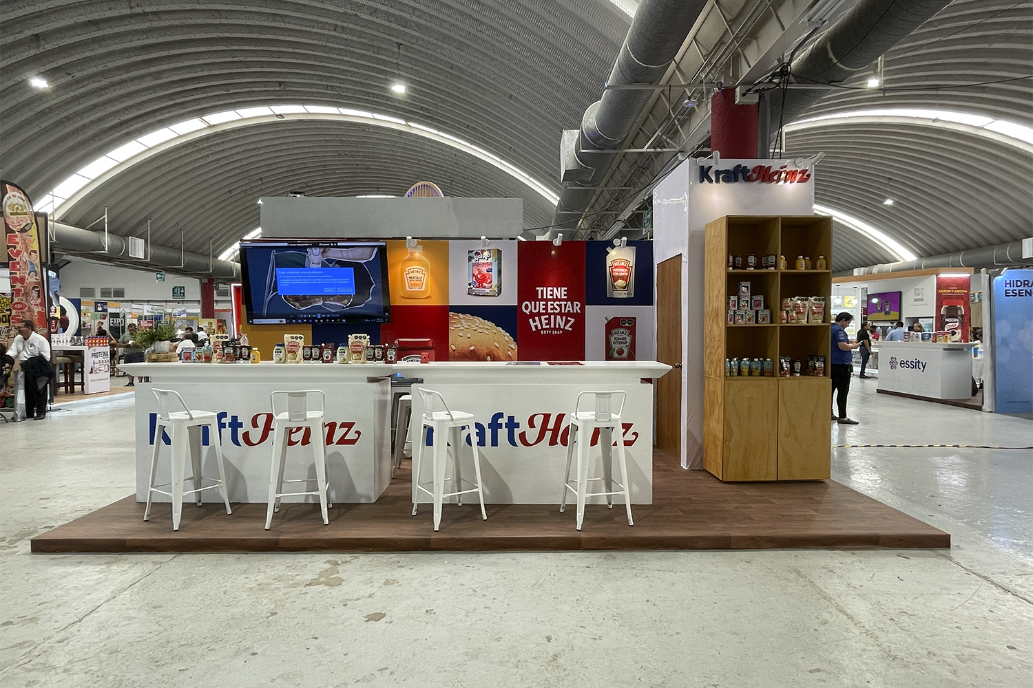 Expo Sánchez 2023: stand con barra frontal y área de demostración de productos