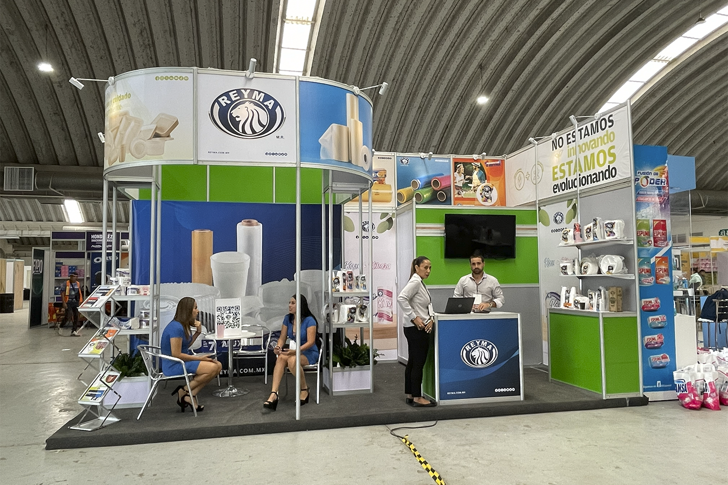 Expo Sánchez 2023: stand modular con torre de marca y exhibición lateral