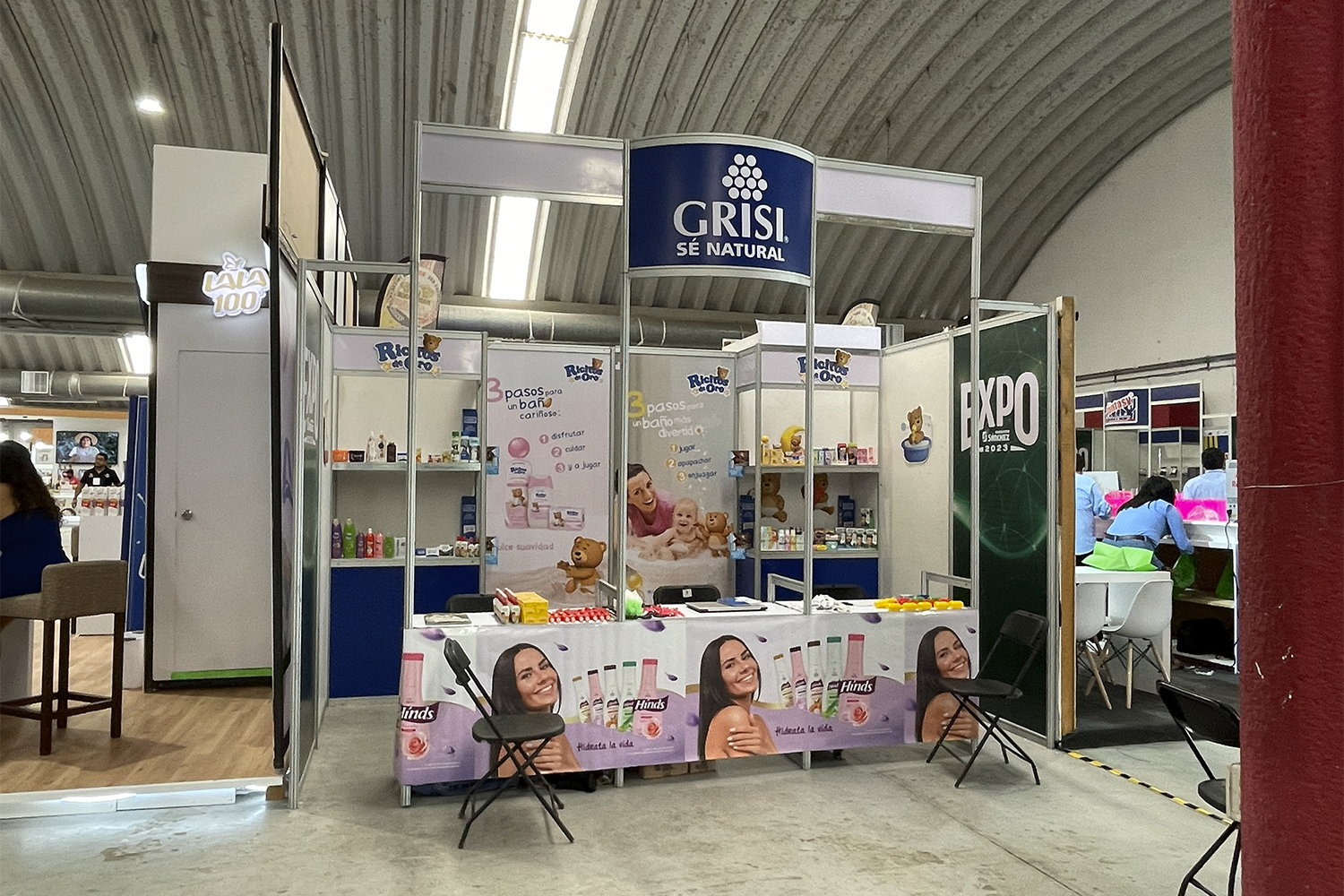Expo Sánchez 2023: stand con gráficos de marca y mostrador frontal