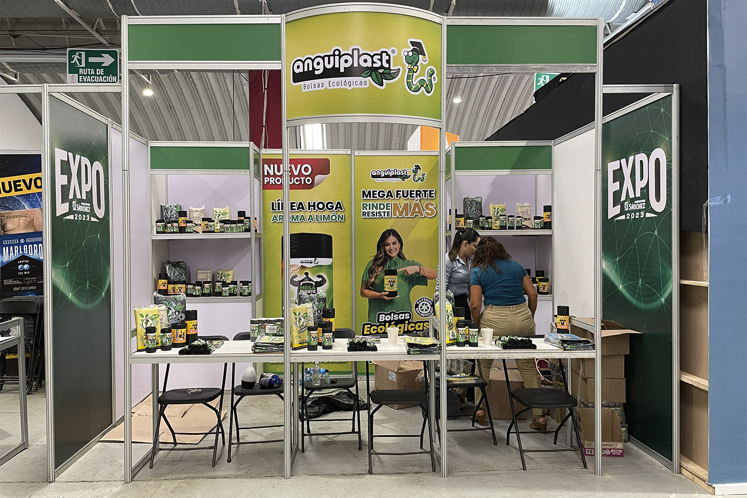 Expo Sánchez 2023: stand con estructura verde y exhibición de productos