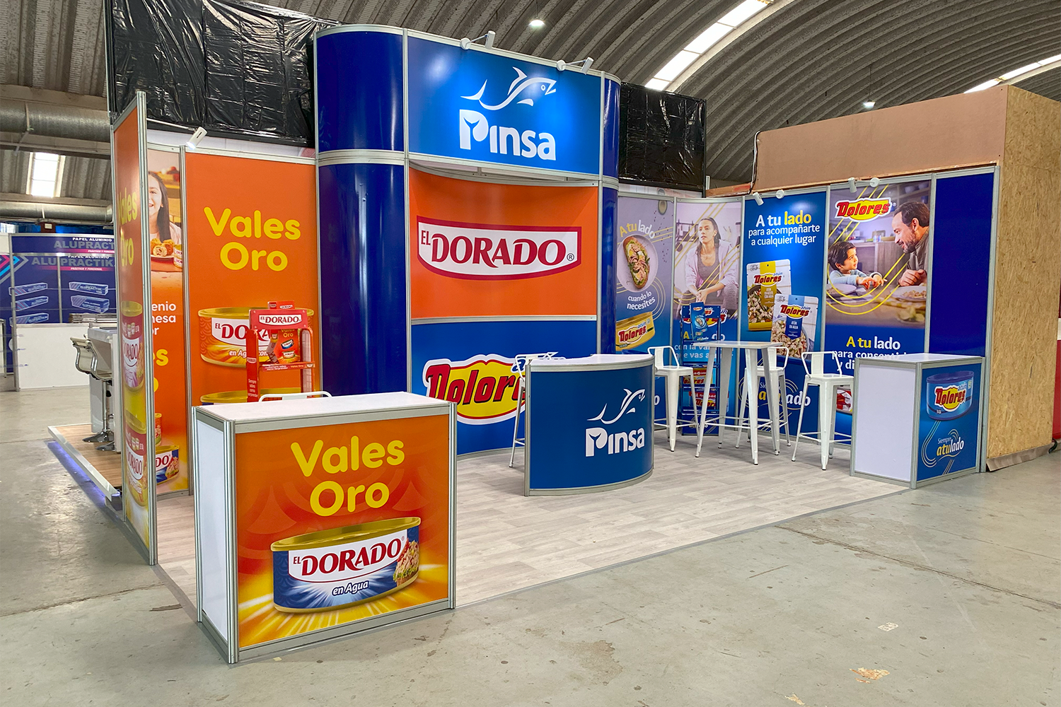 Stand modular para las marcas Pinsa y El Dorado con mostradores personalizados.