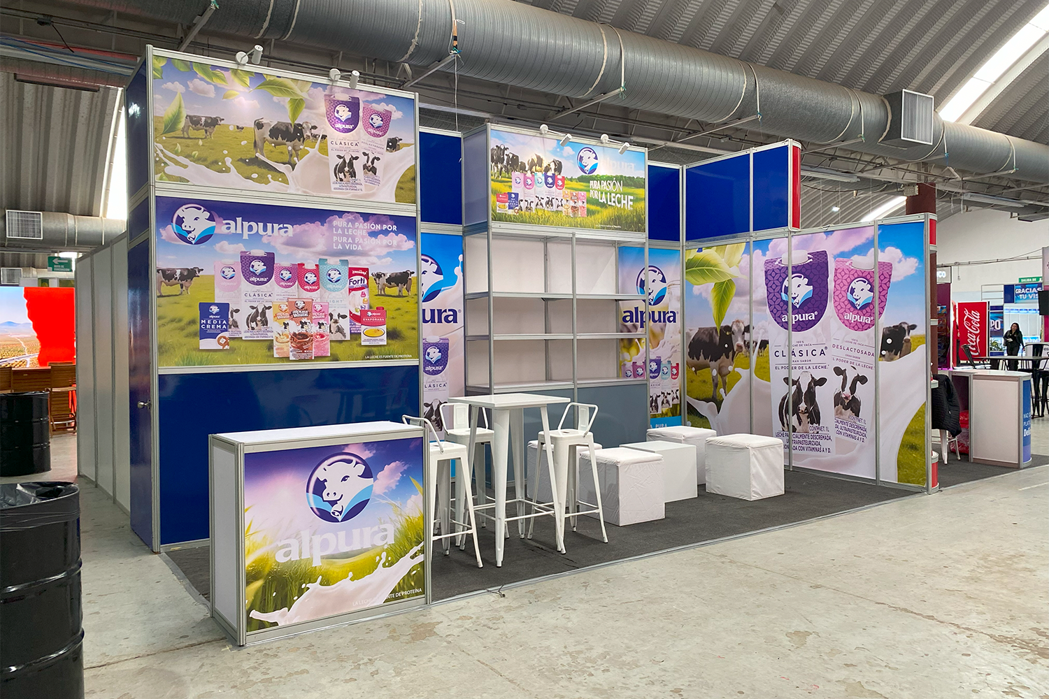 Stand de gran formato para la marca Alpura con exhibidores y área de atención.
