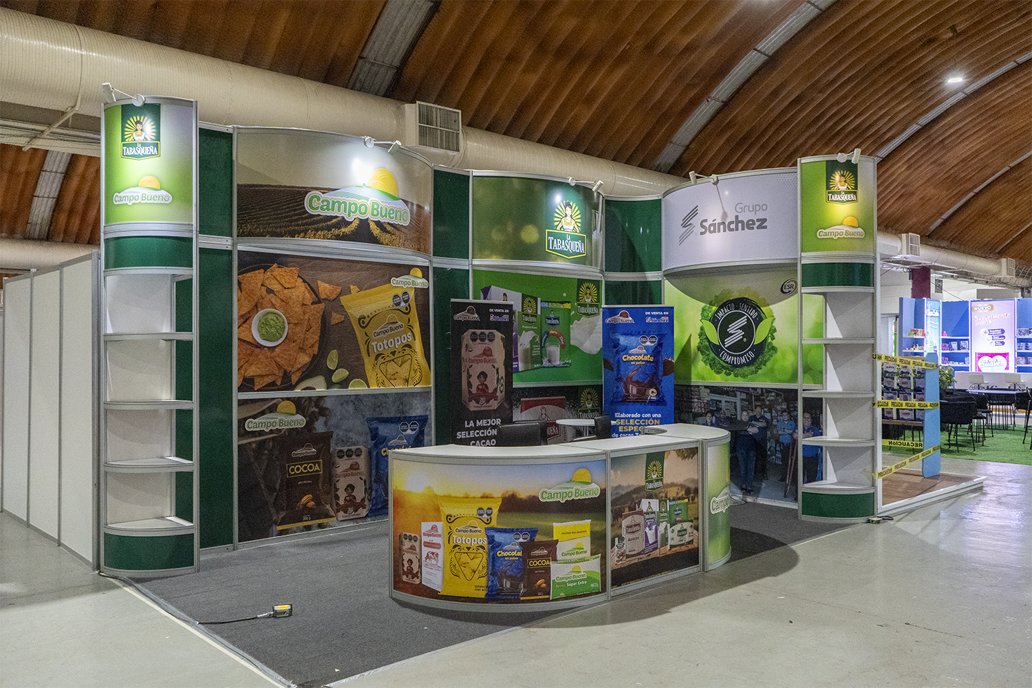 Stand para La Tabasqueña / Campobuenos en acción dentro de Expo Sánchez 2025