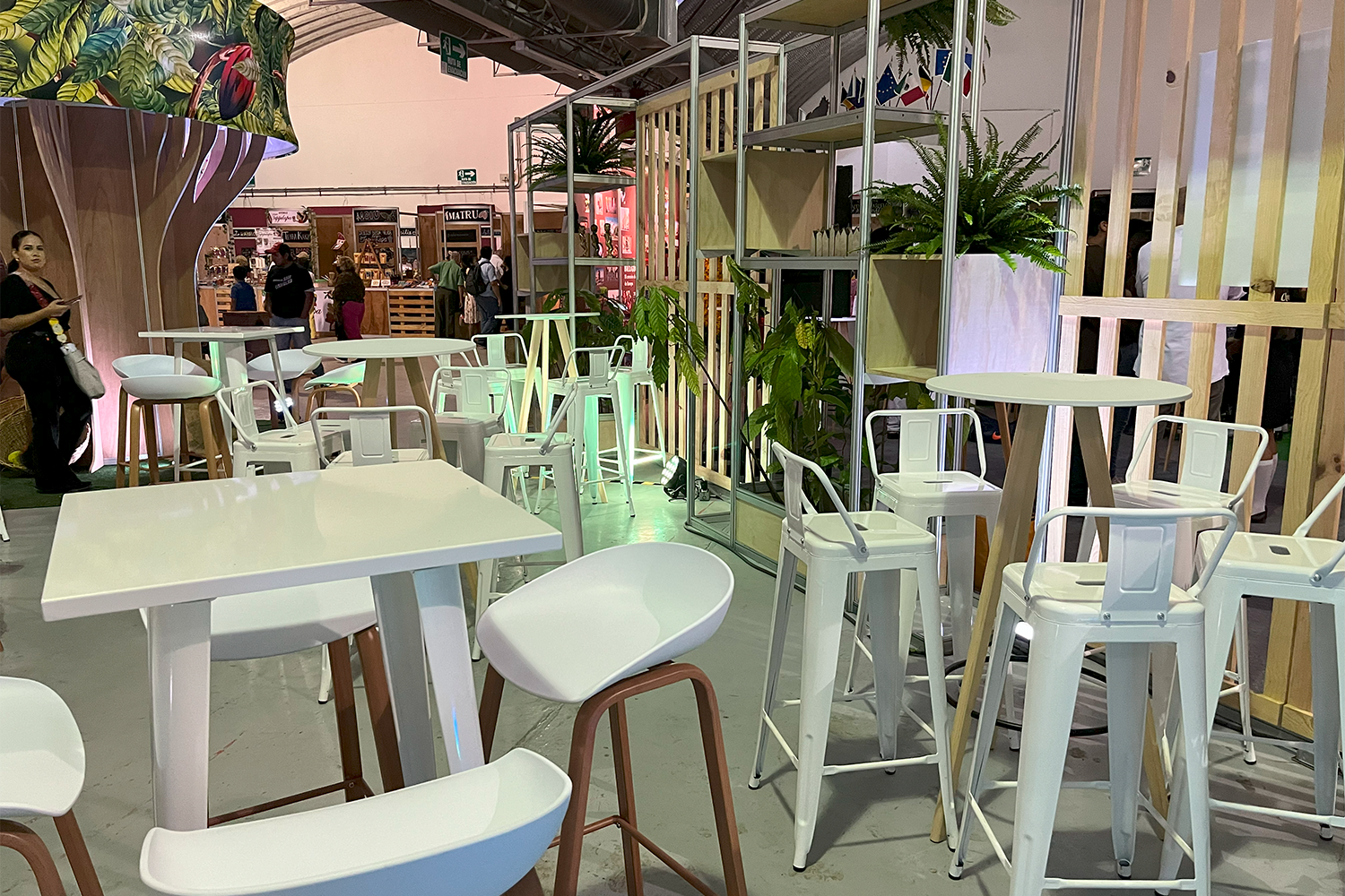 Mobiliario de estilo moderno en la zona de comedor del Festival del Chocolate.