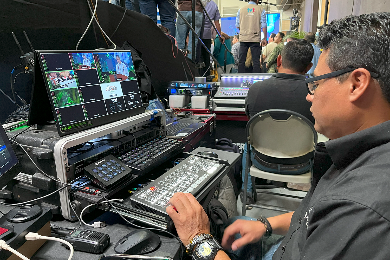 Estación de producción de video en vivo y switching durante el Festival del Chocolate 2022.