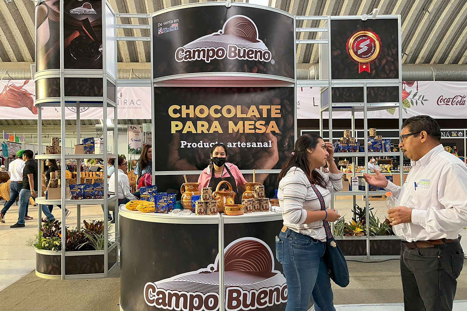 Stand de diseño personalizado para la marca 'Campo Bueno' en el Festival del Chocolate.