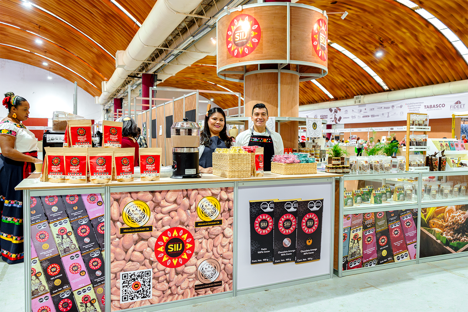 Stand modular con branding vibrante para la marca de chocolates SIU en el festival.