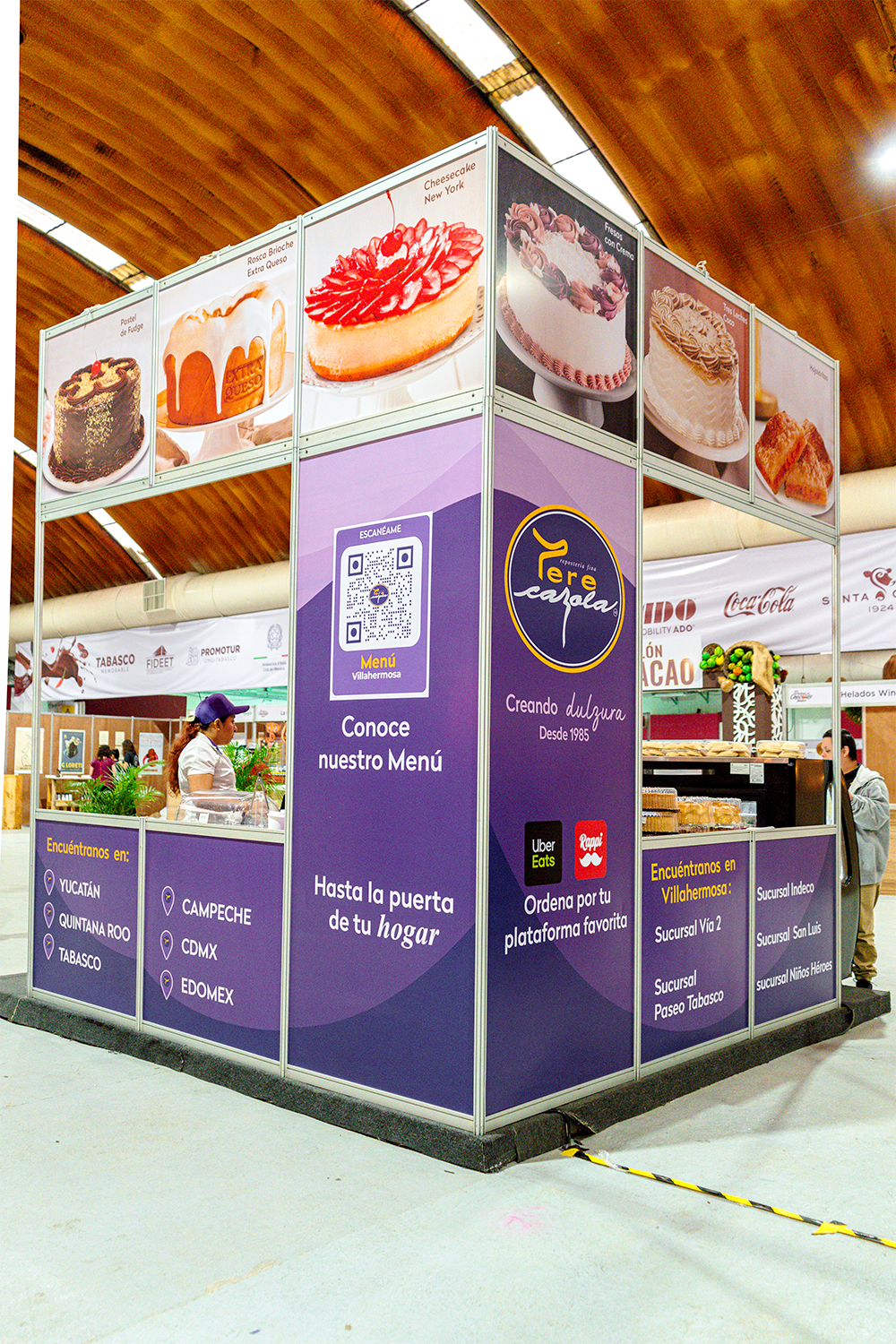 Stand tipo cubo para Tere Cazola con gráficos de alta resolución en todas sus caras.