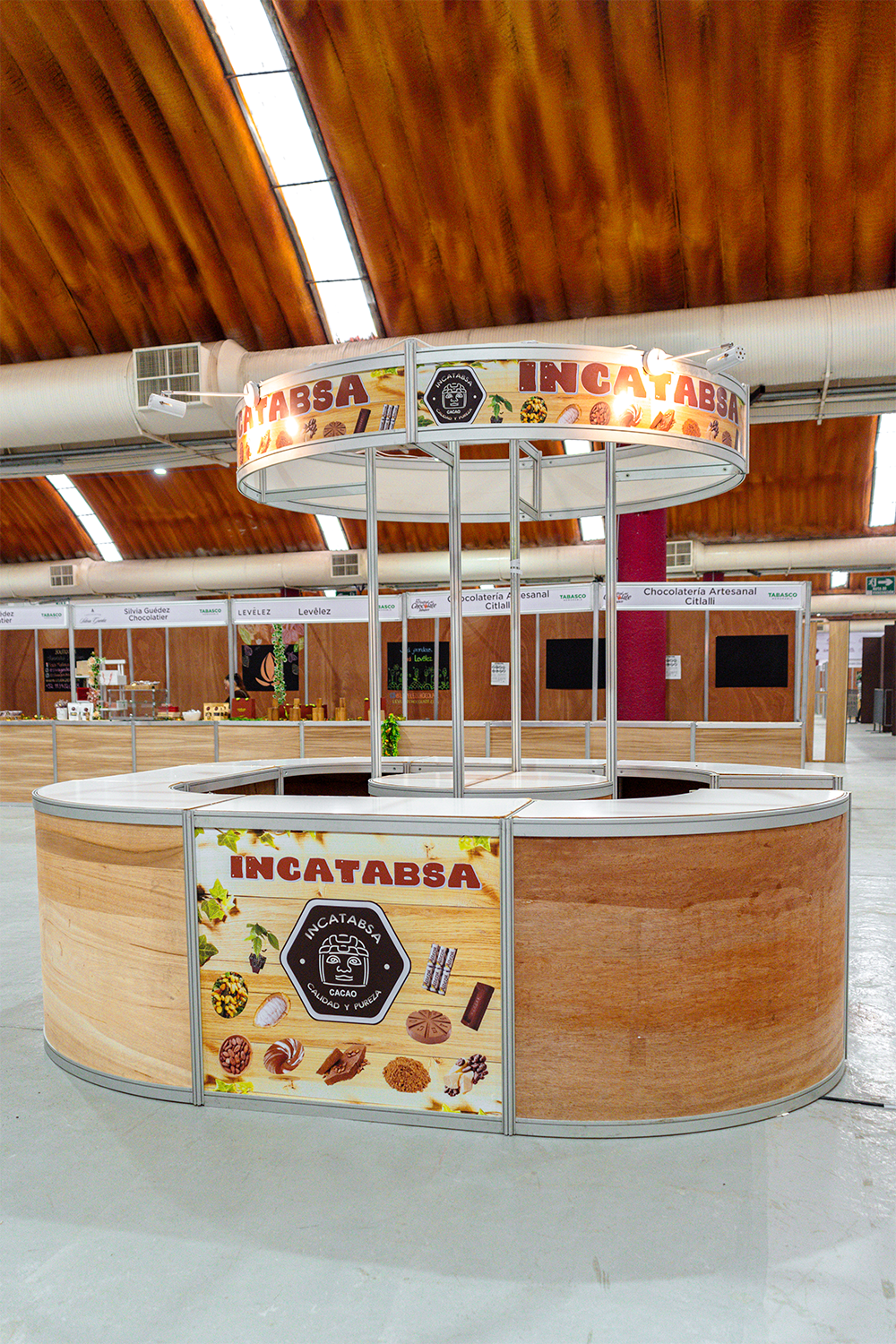 Stand tipo isla de 360 grados para la marca INCATABSA, diseñado y montado por Expodiseño.