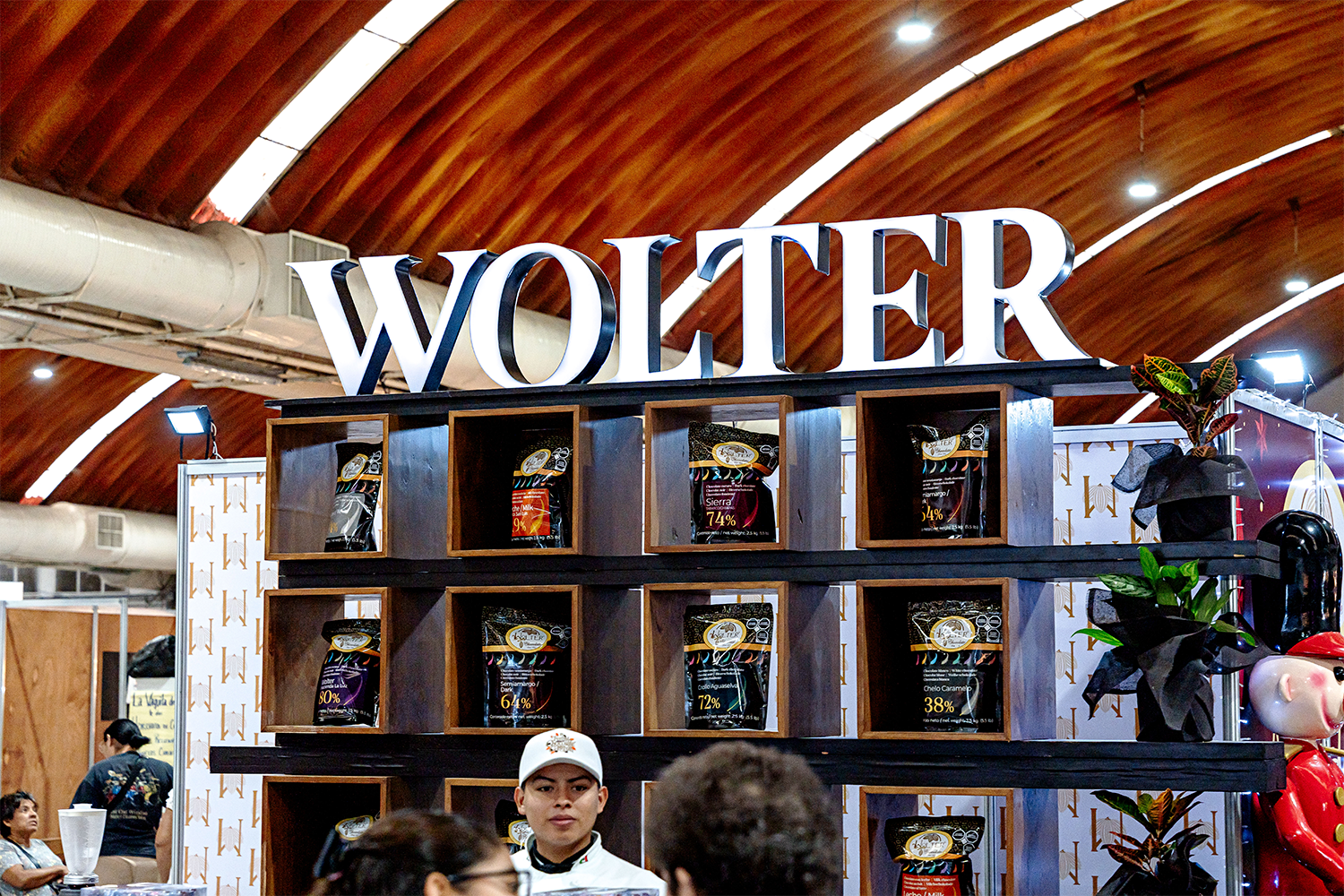 Muro de exhibición con letras 3D iluminadas en el stand de Wolter Chocolates.