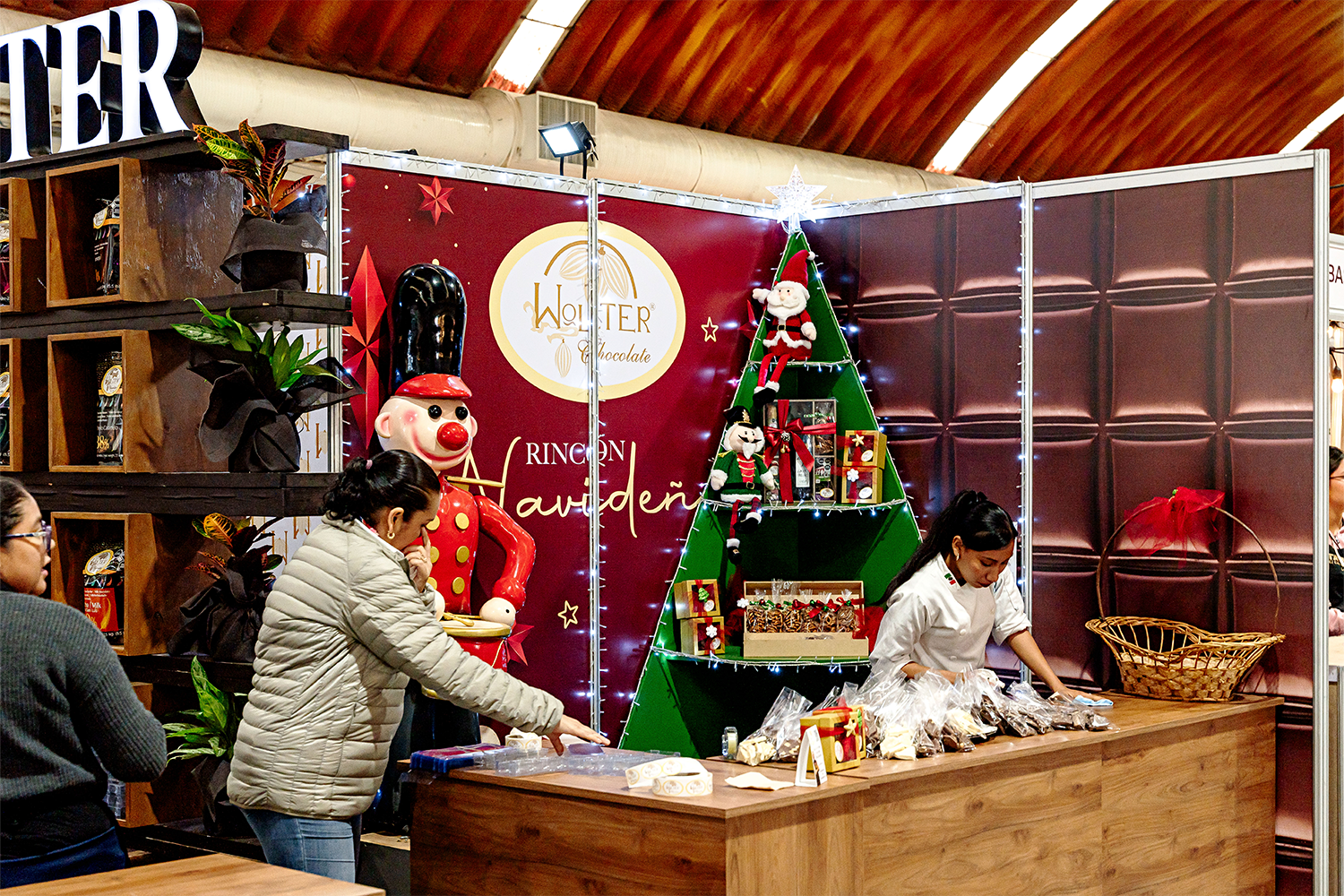 Rincón Navideño temático dentro del stand de Wolter, mostrando un diseño creativo.