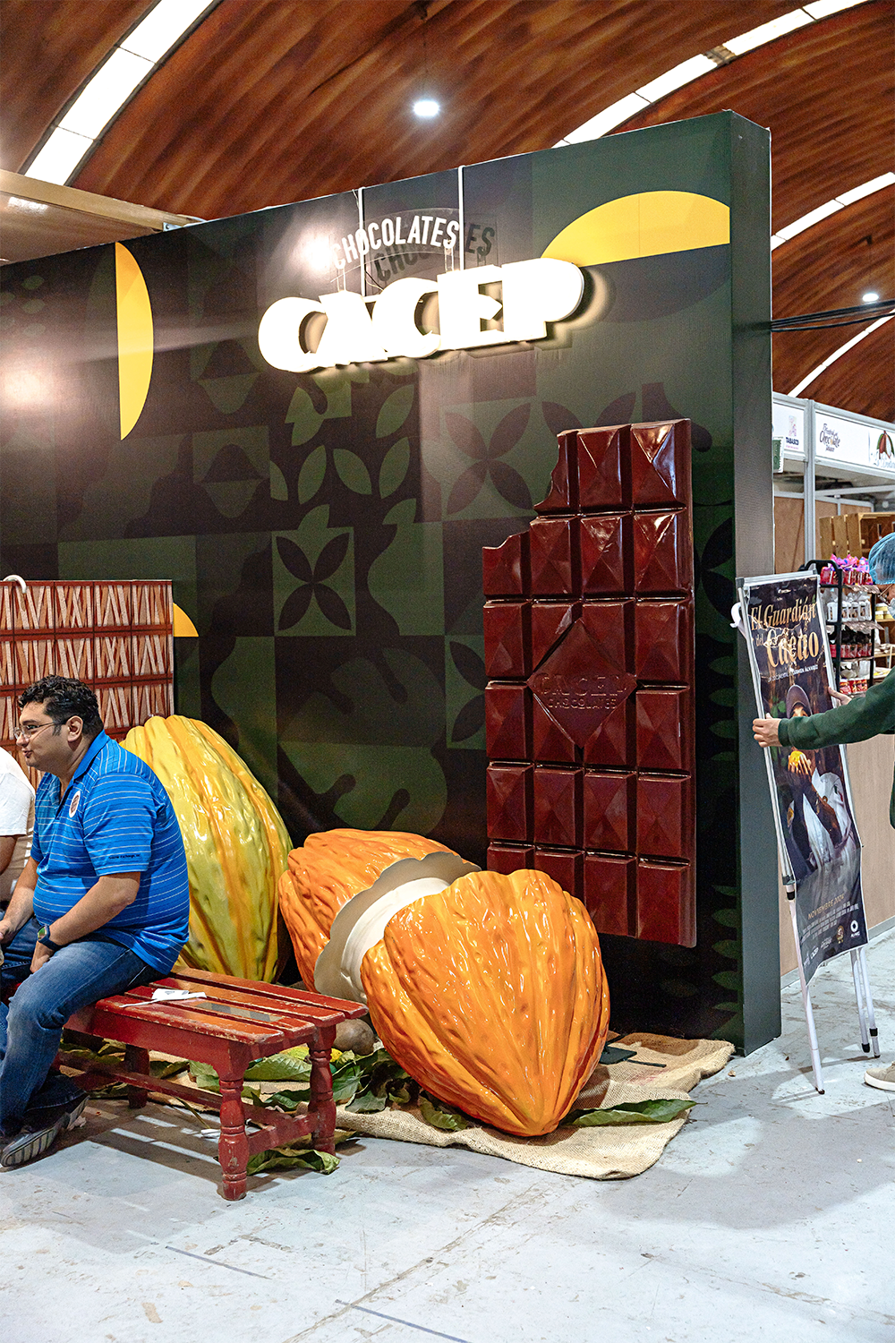 Área fotográfica (photo opportunity) para Chocolates CACEP con cacao y chocolate gigantes.