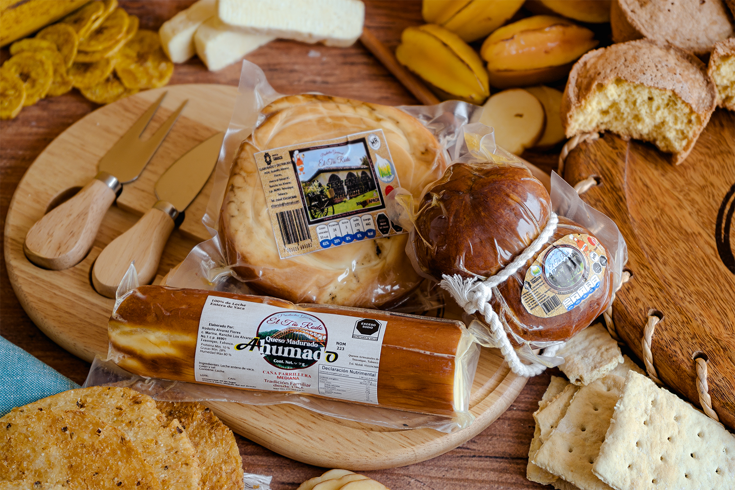 Bodegón de queso artesanal de Tabasco con pan y aderezos para degustación.