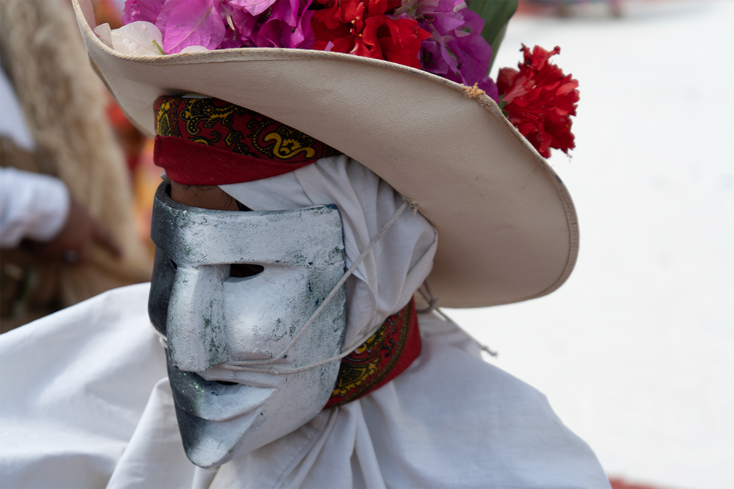 Danzante del Pochó con máscara tradicional durante el festival en Tenosique 2023.