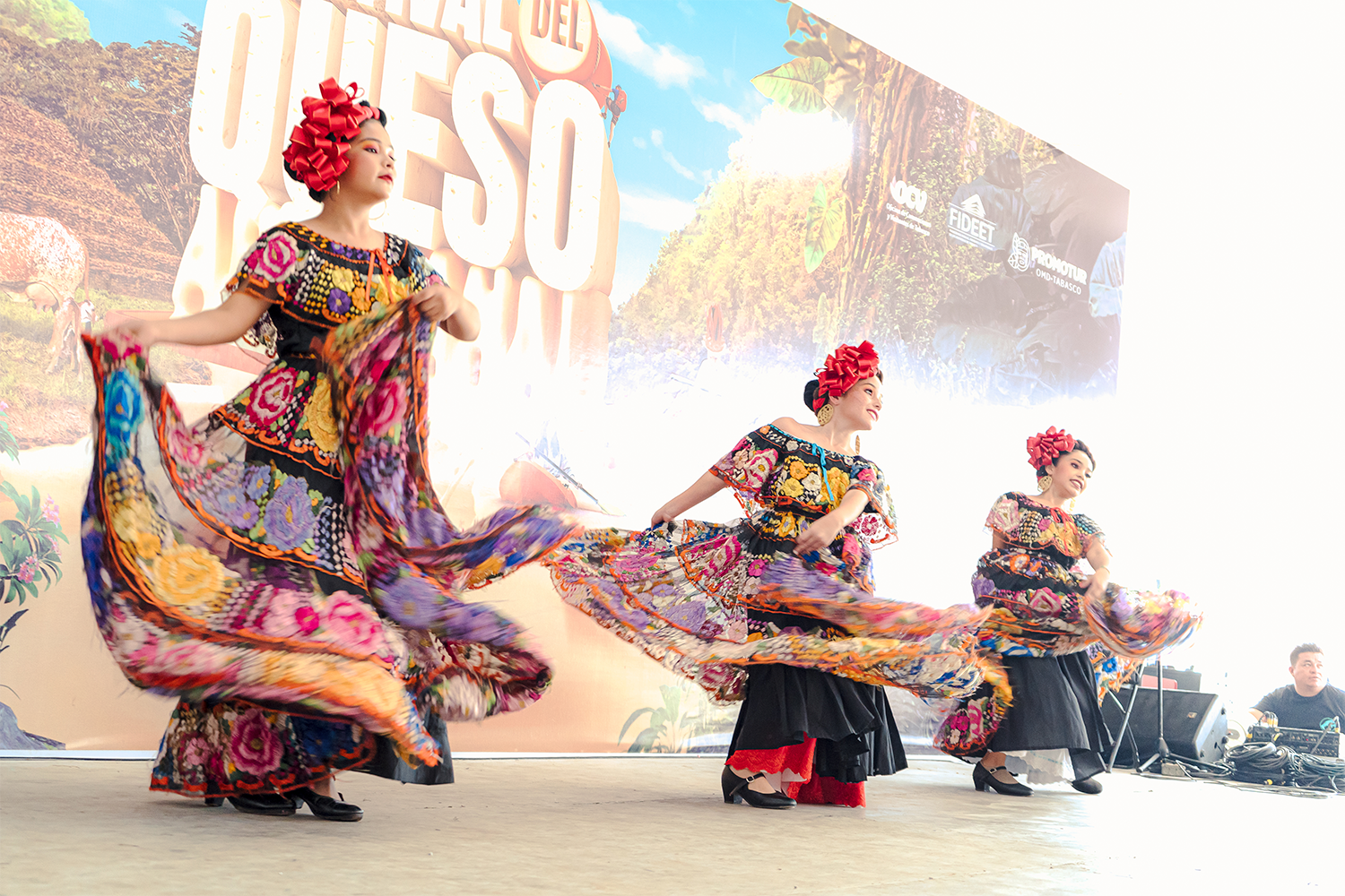 Pareja de bailarines de zapateado en el escenario del Festival del Queso 2023.