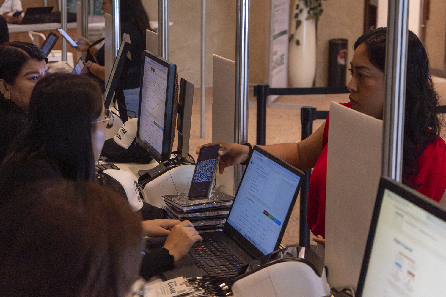 Equipo de Expodiseño atendiendo el registro y entrega de gafetes en GANARE 2025