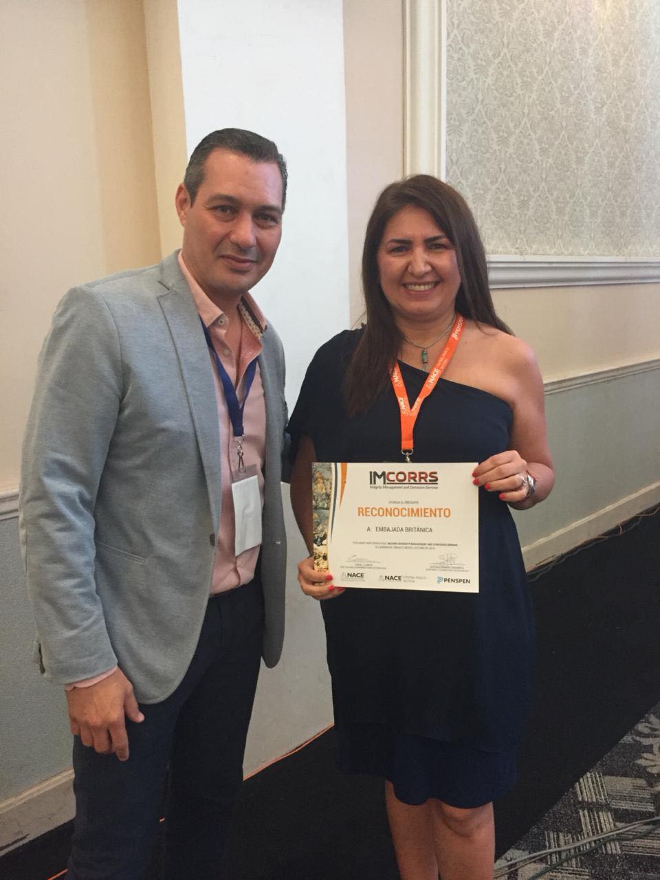 Entrega de reconocimiento durante IMCORRS 2018