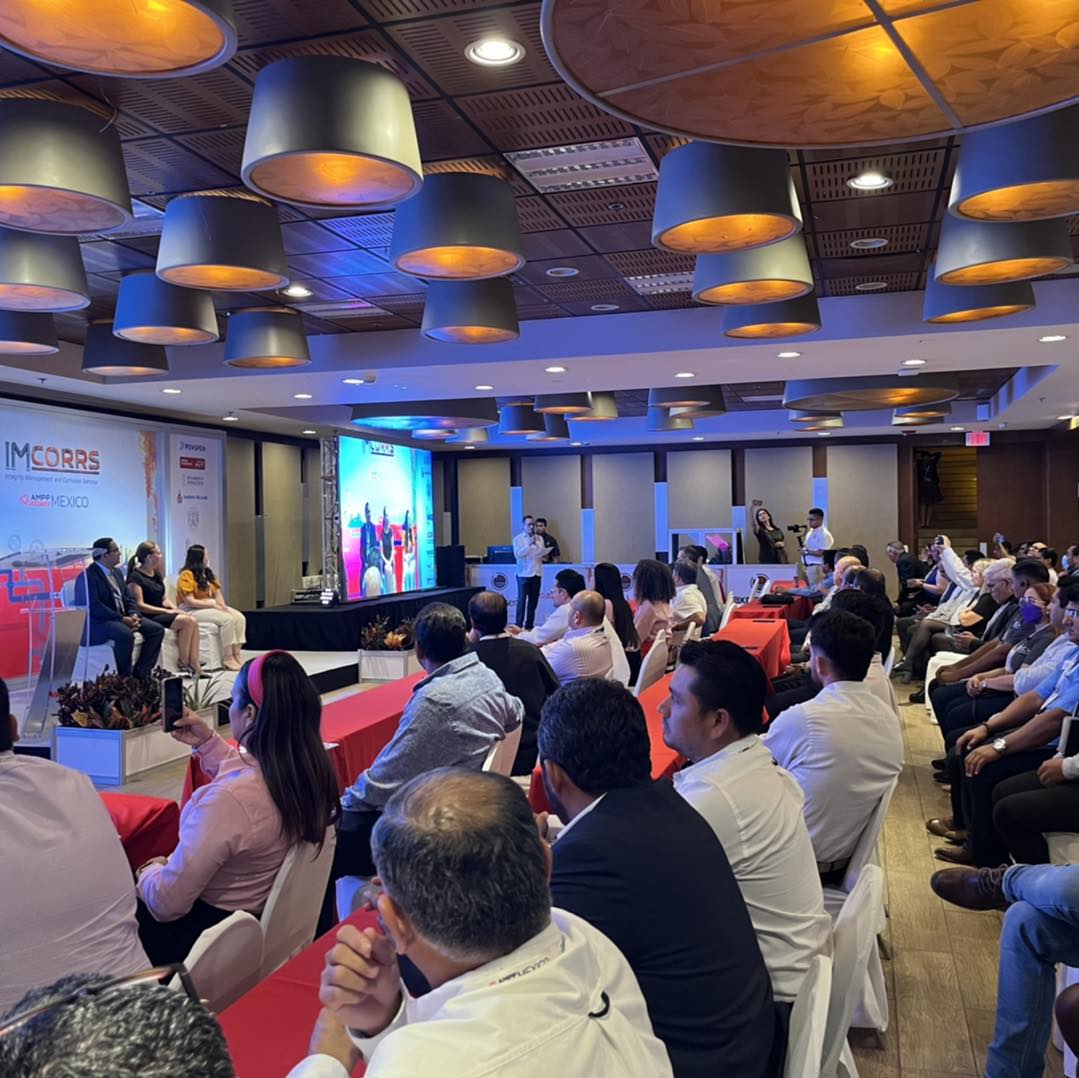 Asistentes durante conferencias de integridad y corrosión