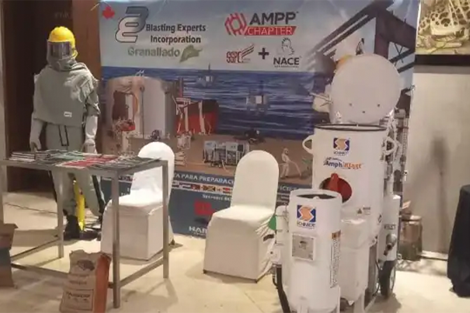 Stand de un proveedor de la industria energética en el piso de exhibición de IMCORRS 2023.
