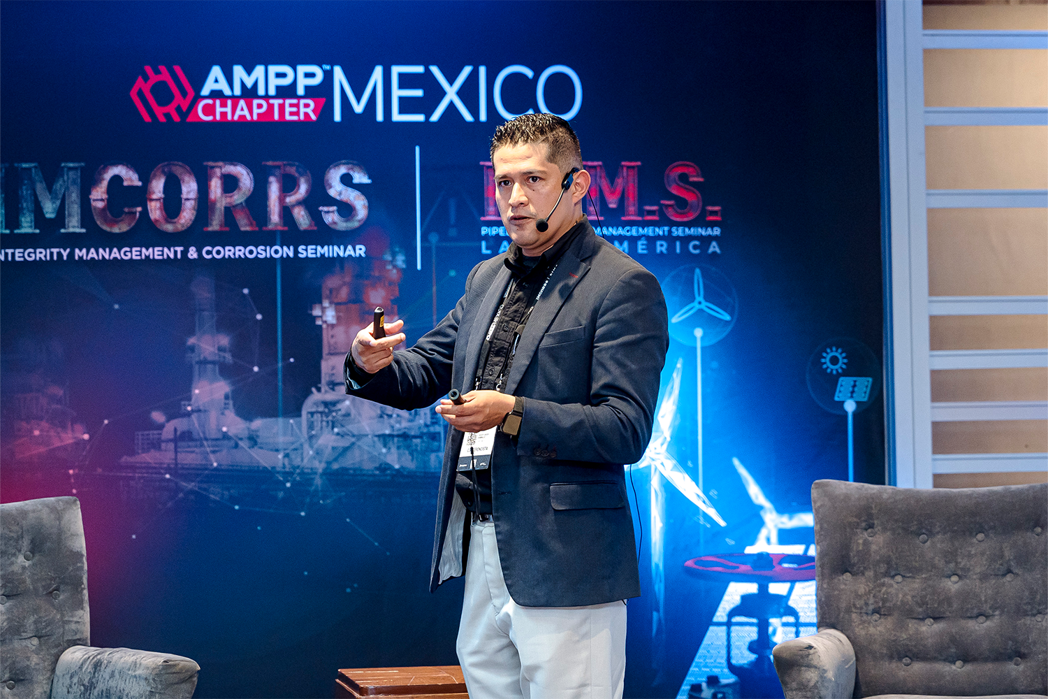Experto en integridad y corrosión durante su ponencia en el escenario principal de IMCORRS y PIMS 2024.