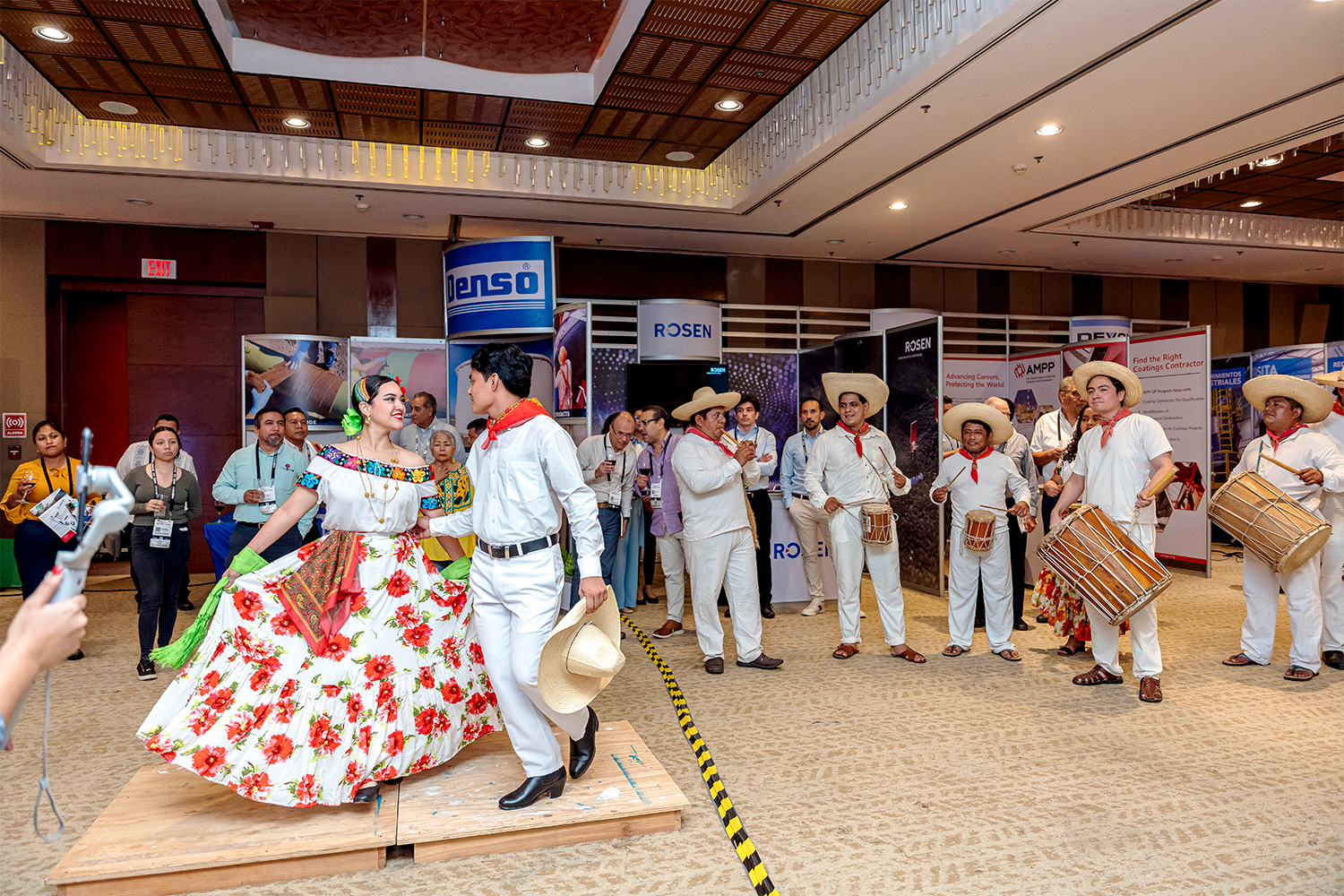 Grupo de música y danza folclórica de Tabasco dando la bienvenida a los asistentes.