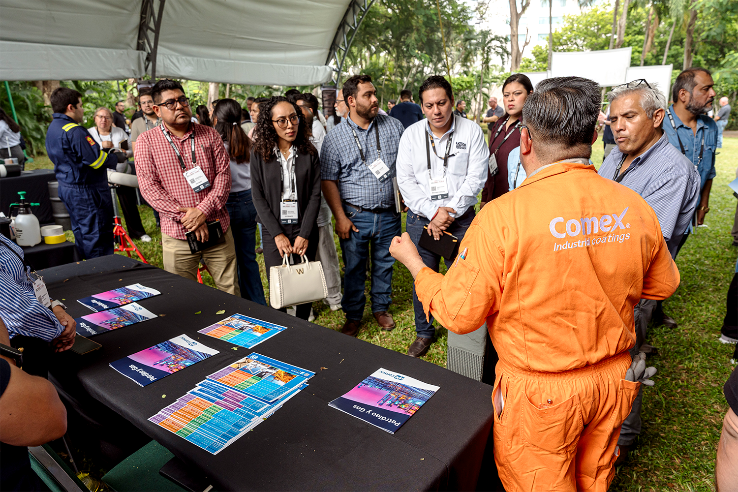 Demostración de recubrimientos industriales (coatings) a un grupo de profesionales en IMCORRS 2024.