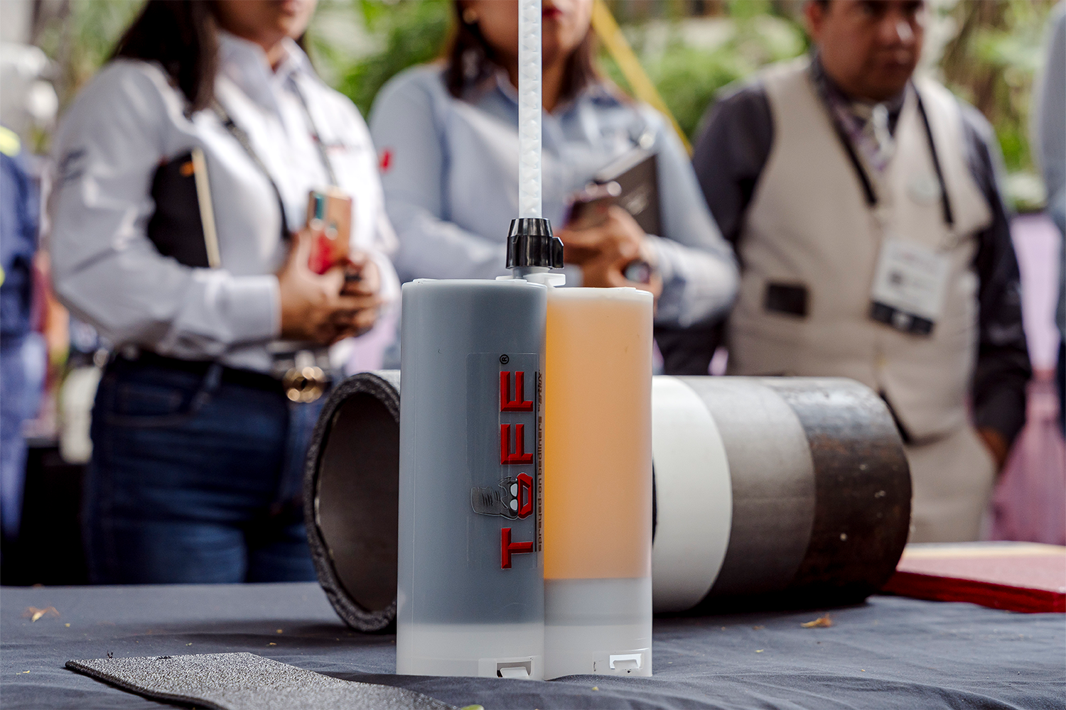 Equipo especializado para la inspección de ductos exhibido en una demostración práctica.