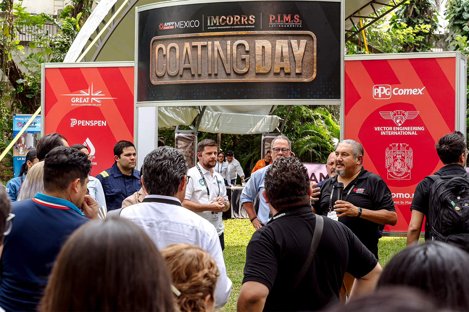 Asistentes reunidos en el 'Coating Day', una jornada de demostraciones al aire libre en IMCORRS 2024.