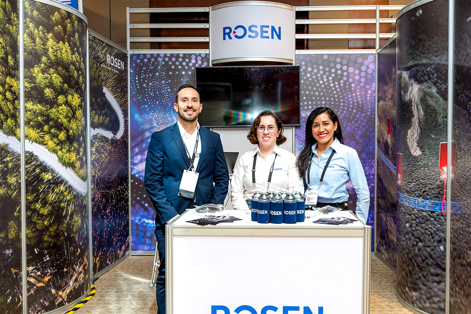 Equipo de la empresa Rosen en su stand de sistema Octanorm en IMCORRS 2024.