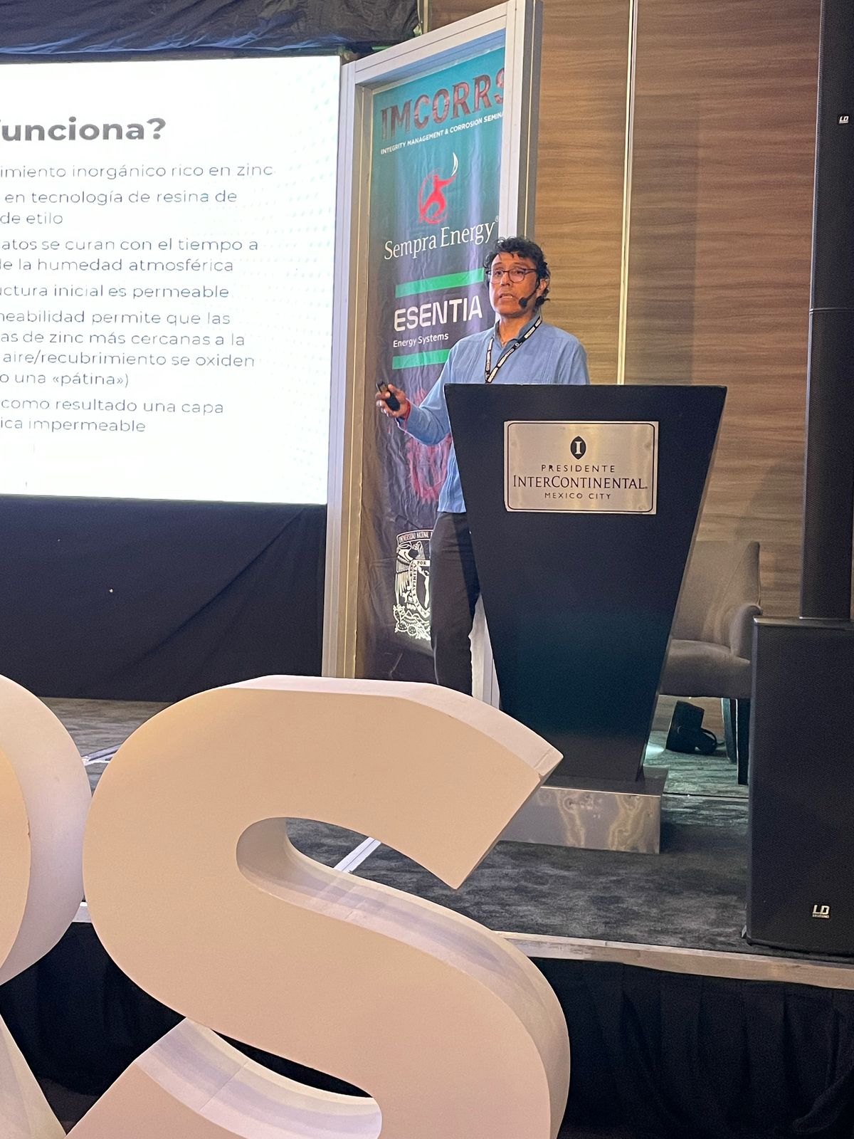 IMCORRS 2025: Conferencia en escenario con branding del evento