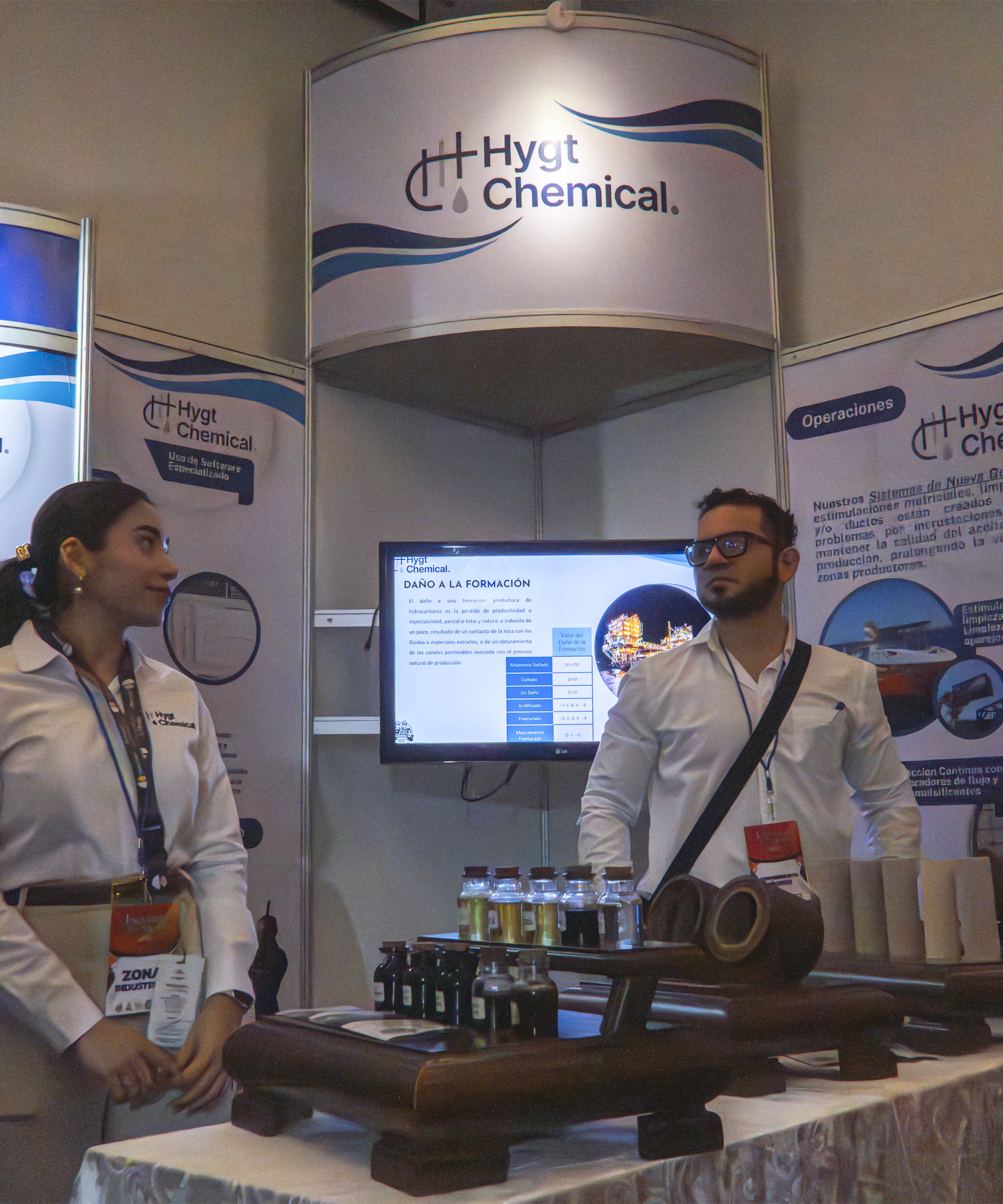 Atención a visitantes en stand de Jornadas Técnicas 2025