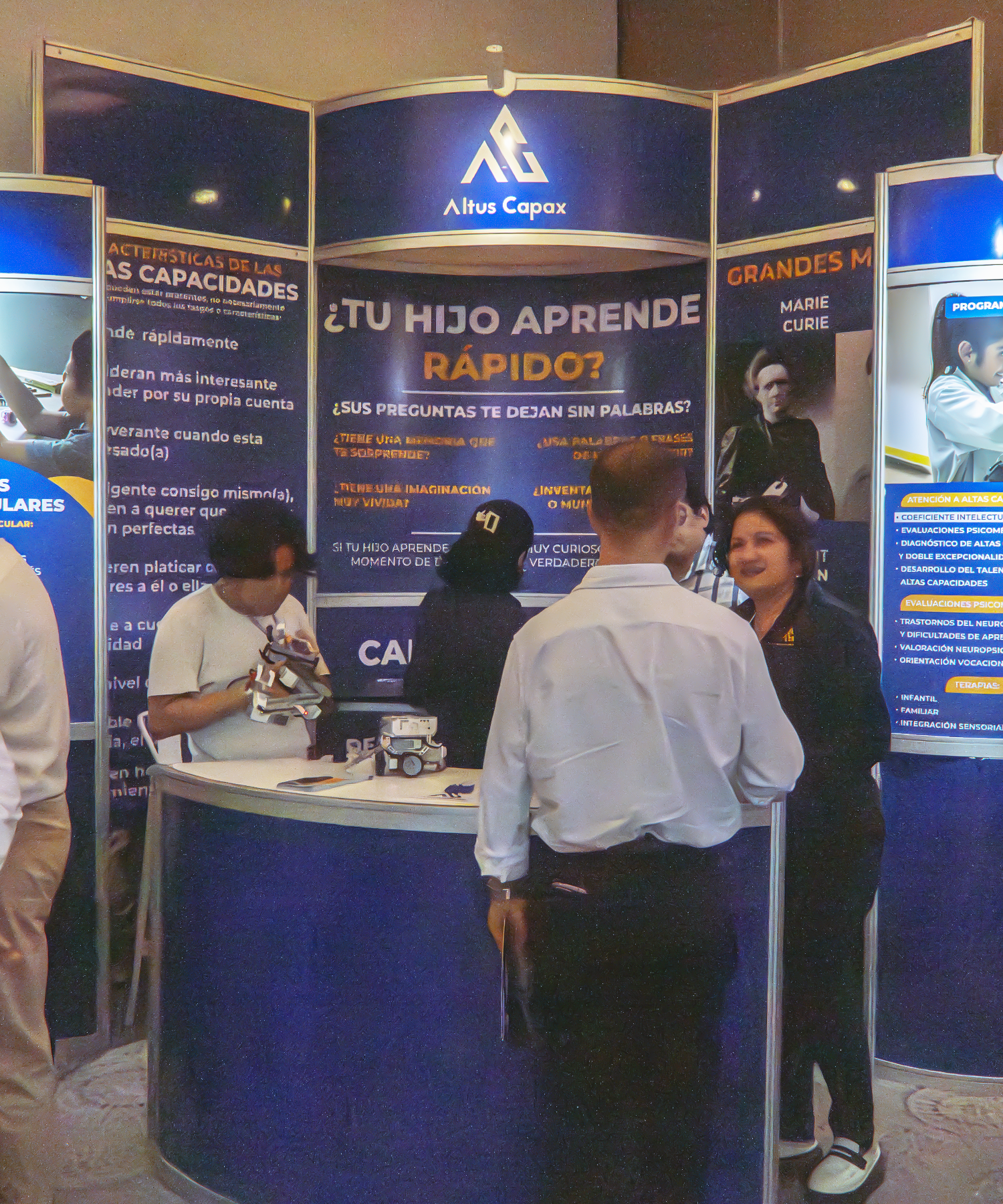 Interacción comercial en stand técnico durante Jornadas Técnicas 2025