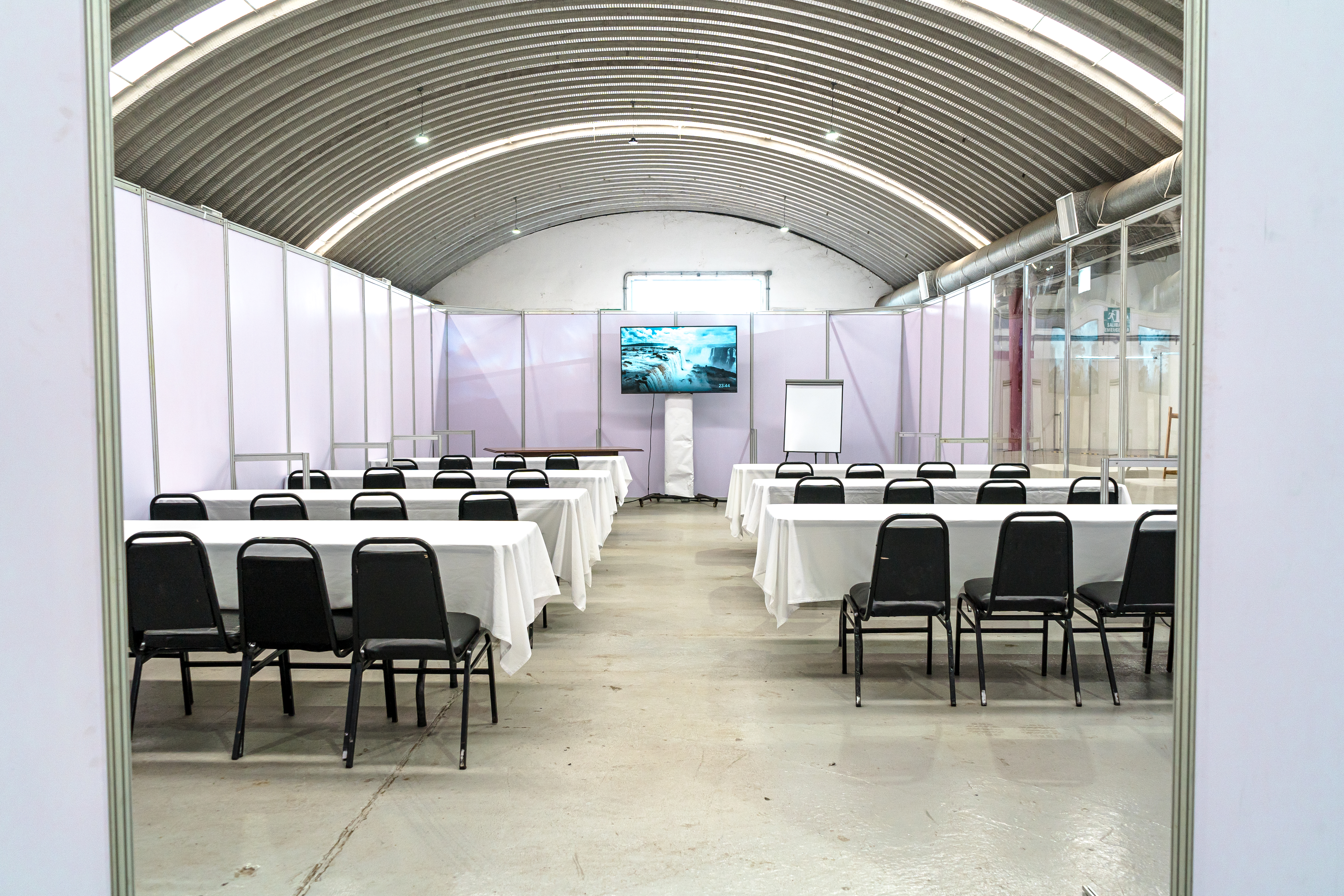 Área de exhibición en Oil and Gas 2024 con stands de empresas participantes