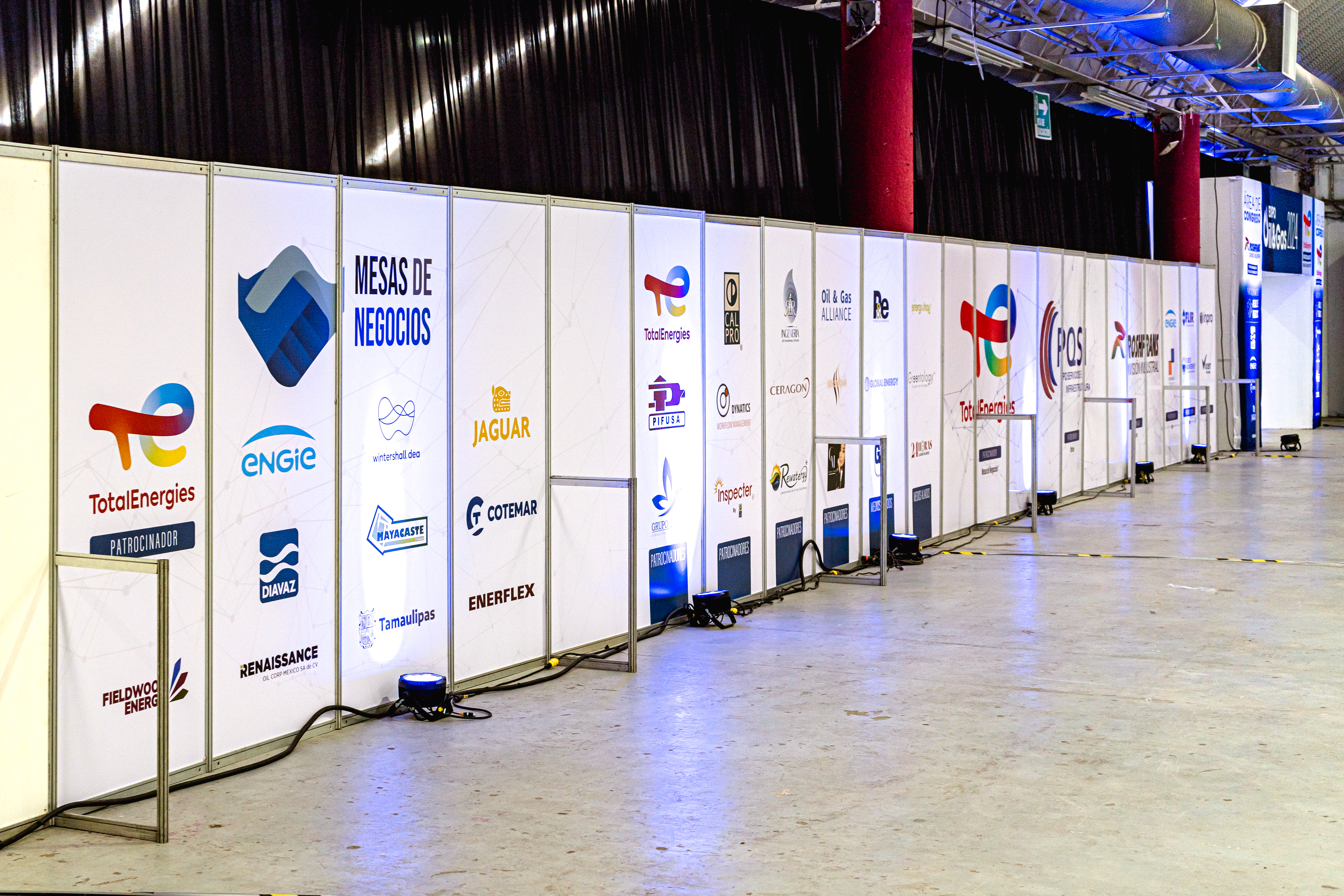 Mamparas y señalización para espacios de exhibición en Oil and Gas 2024