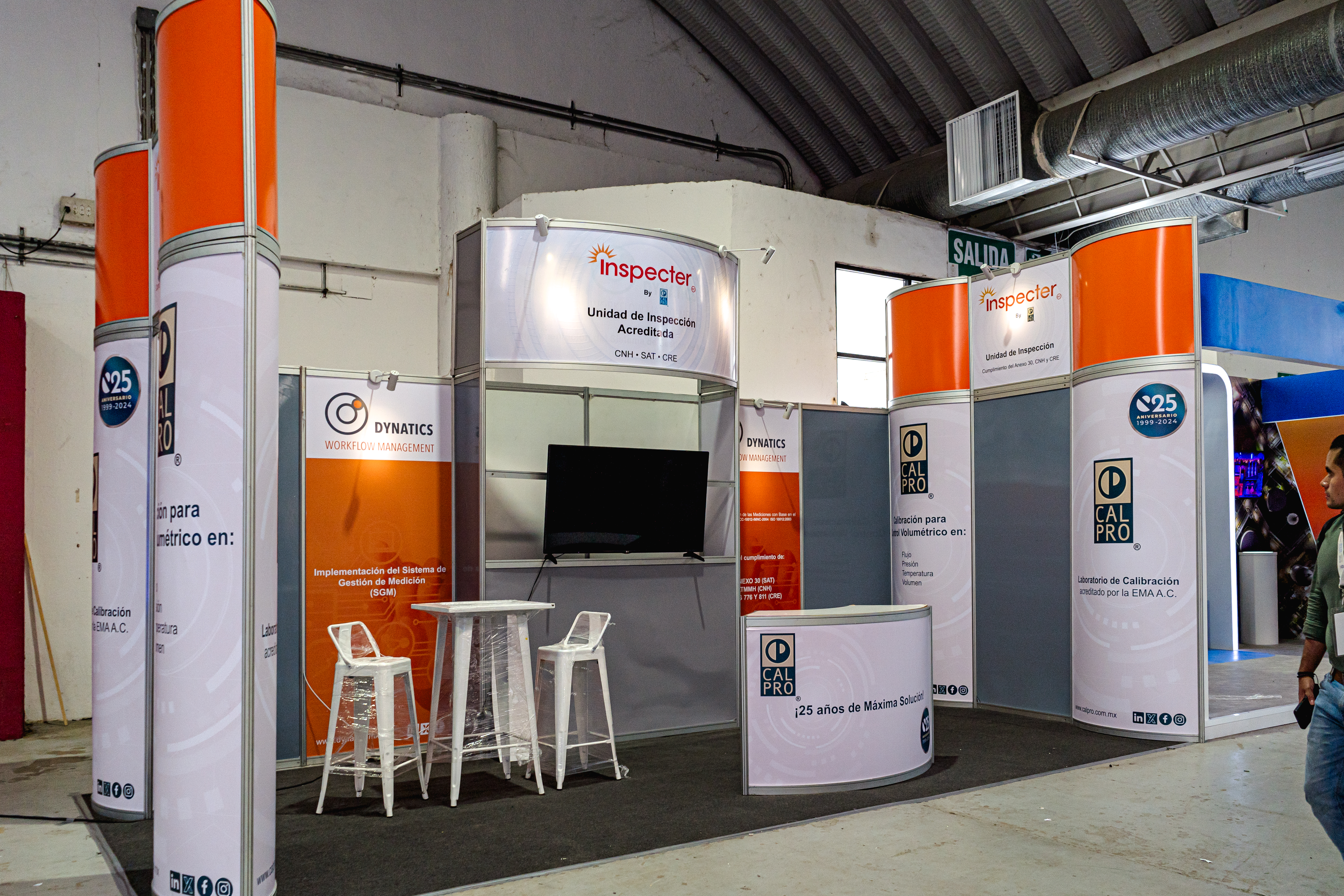 Stand de exhibición con gráficos y mostradores para Oil and Gas 2024