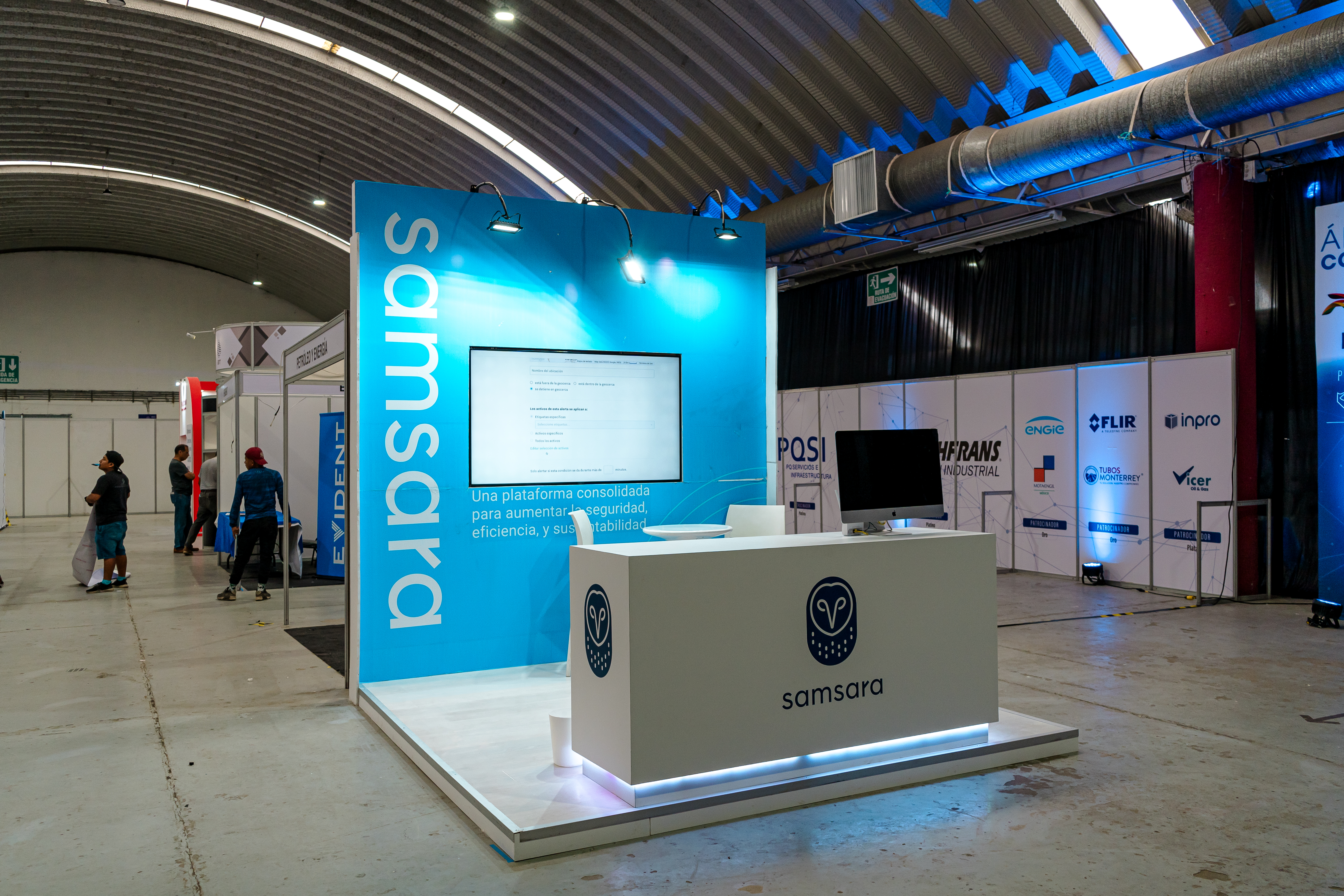 Stand con paneles gráficos y mobiliario para Oil and Gas 2024