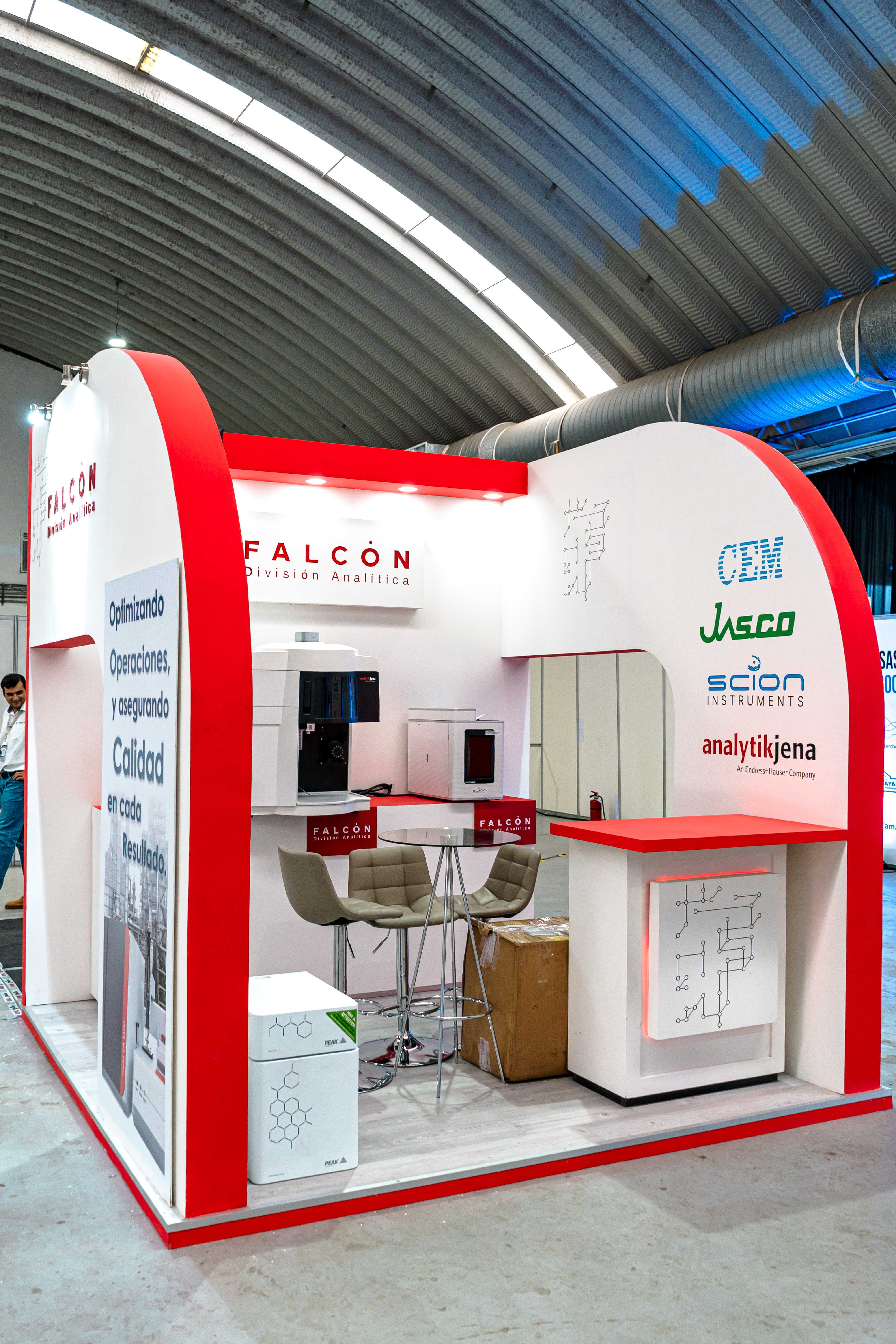 Área de exhibición con stand modular en Oil and Gas 2024