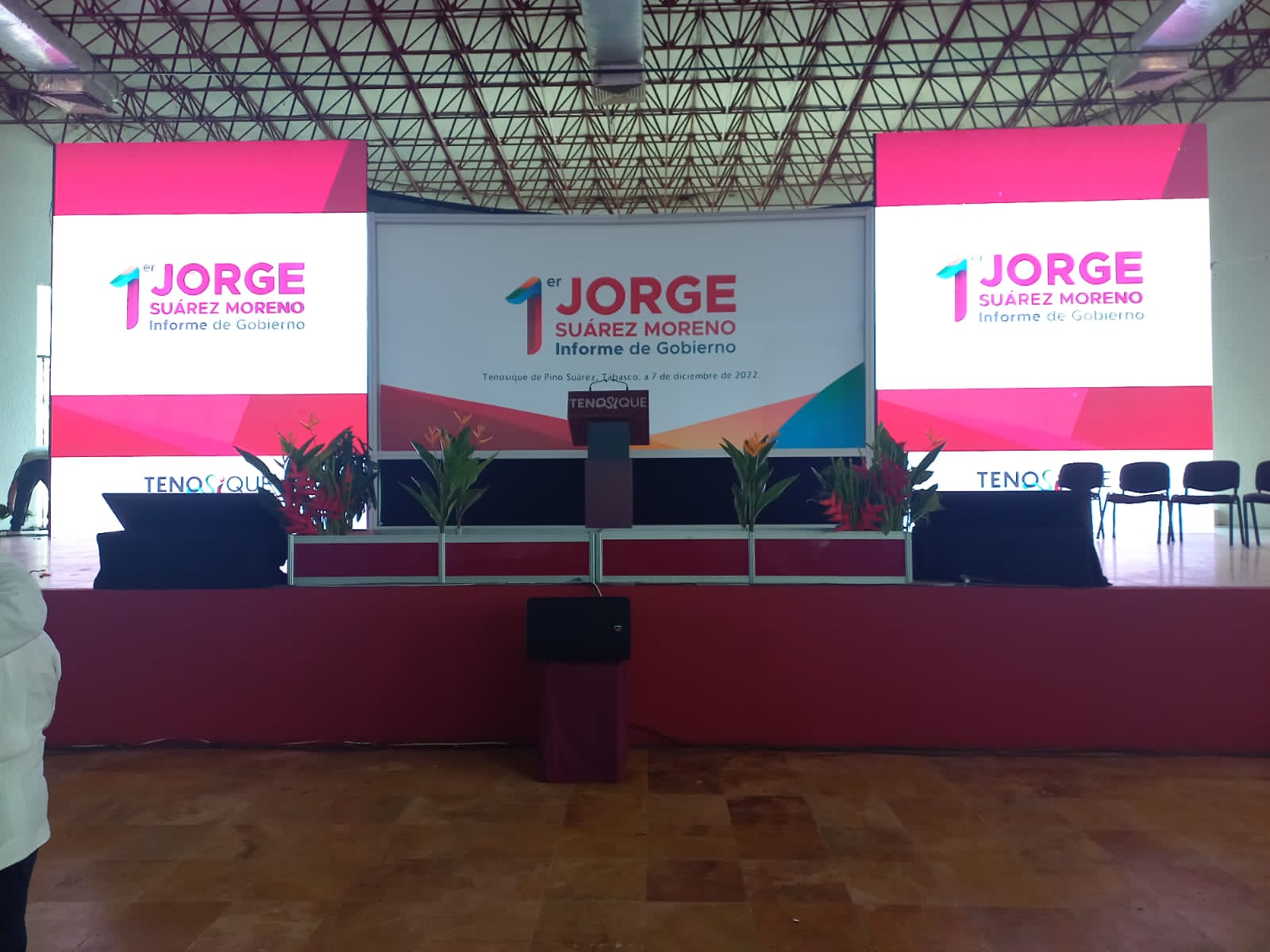 Vista general del 1er Informe de Gobierno de Tenosique con back escenográfico diseñado por Expodiseño.