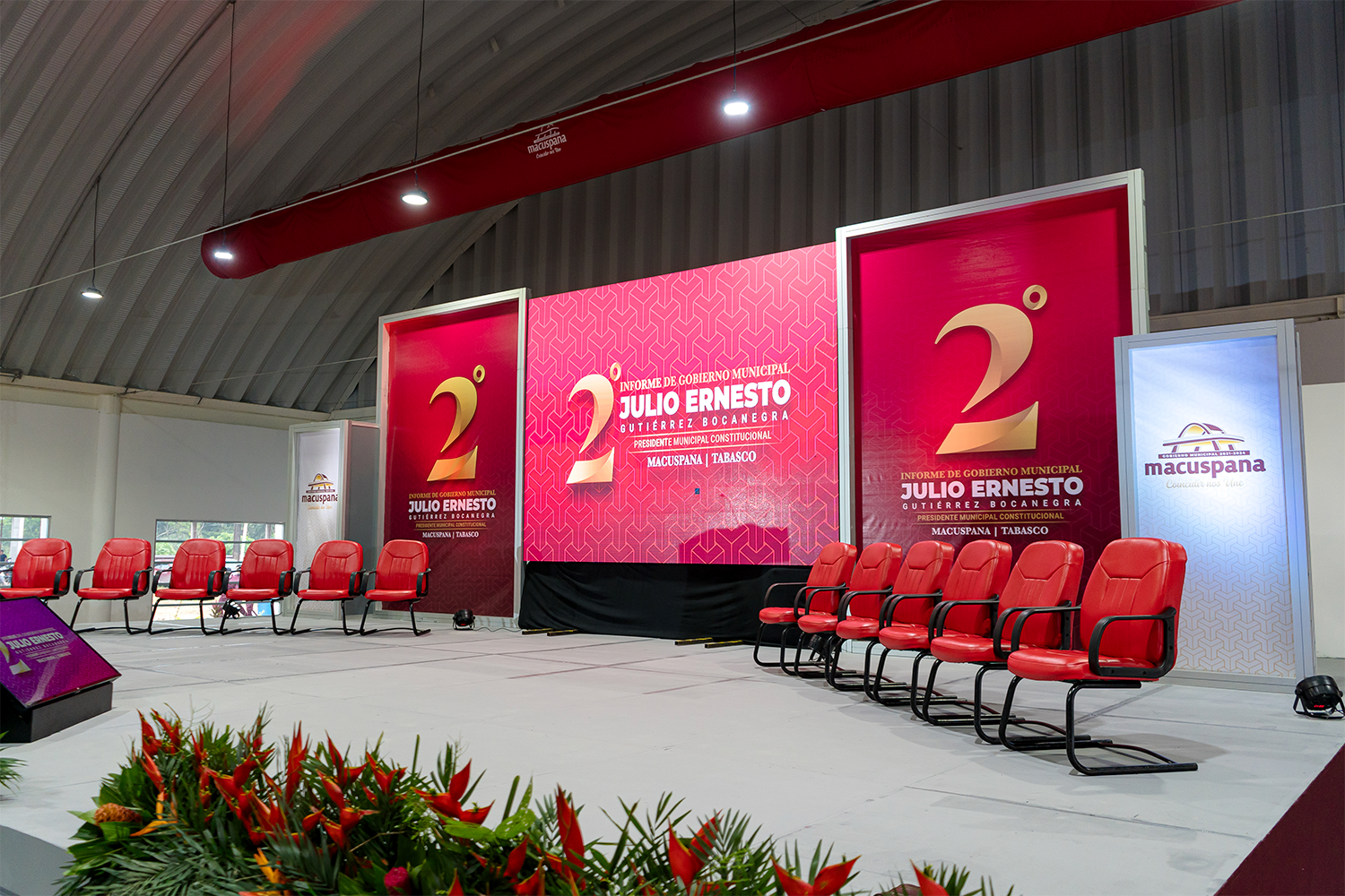 Vista del escenario principal diseñado y montado por Expodiseño para el informe de gobierno, listo antes del evento.