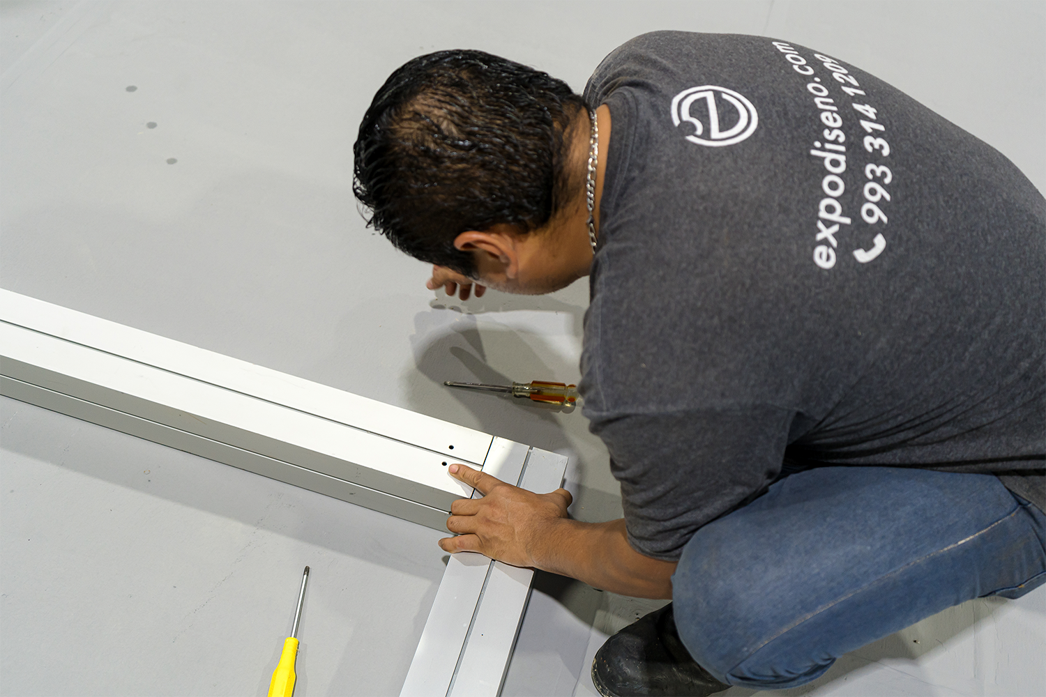 Detalle del ensamblaje de la estructura de aluminio para el escenario, realizado por el equipo de Expodiseño.