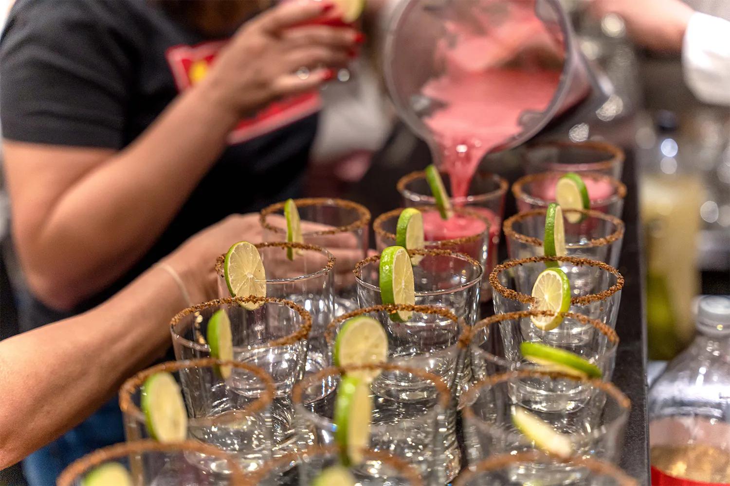 Barra de coctelería y bebidas durante el coffee break del evento CIMEC.